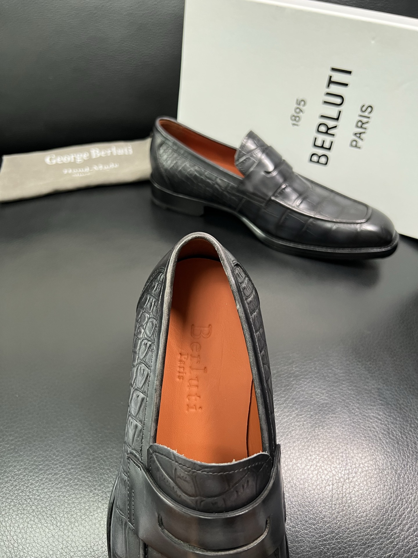 Berluti 顶级代购 布鲁提 专柜同步发售原厂配置，意大利进口牛皮面料，全进口水染牛皮里垫，鞋底：原