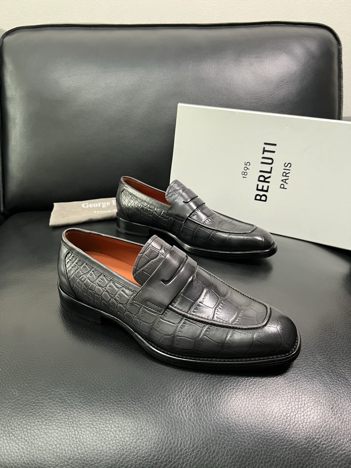 Berluti 顶级代购 布鲁提 专柜同步发售原厂配置，意大利进口牛皮面料，全进口水染牛皮里垫，鞋底：原