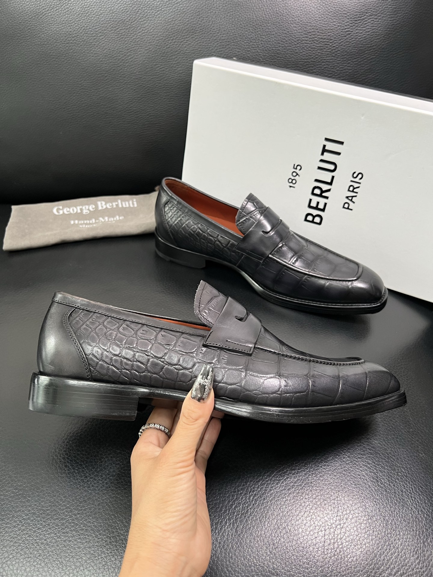 Berluti 顶级代购 布鲁提 专柜同步发售原厂配置，意大利进口牛皮面料，全进口水染牛皮里垫，鞋底：原
