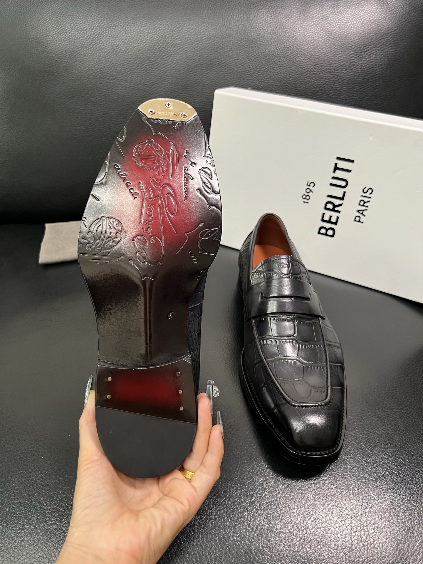 Berluti 顶级代购 布鲁提 专柜同步发售原厂配置，意大利进口牛皮面料，全进口水染牛皮里垫，鞋底：原