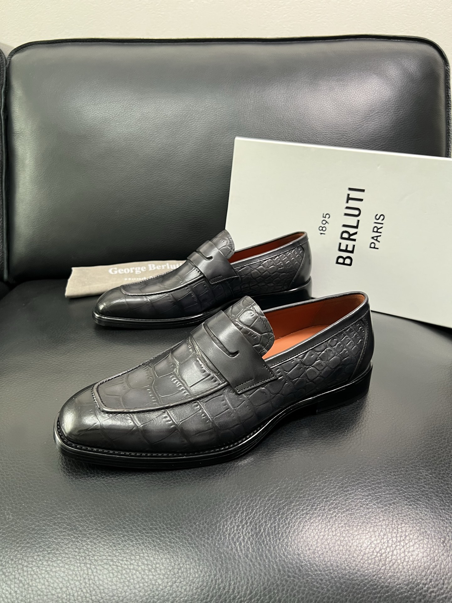 Berluti 顶级代购 布鲁提 专柜同步发售原厂配置，意大利进口牛皮面料，全进口水染牛皮里垫，鞋底：原