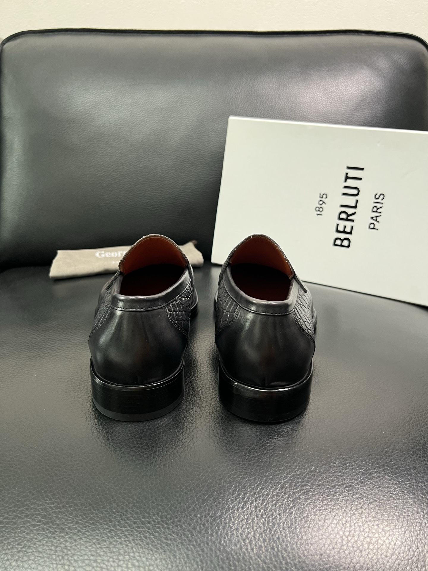 Berluti 顶级代购 布鲁提 专柜同步发售原厂配置，意大利进口牛皮面料，全进口水染牛皮里垫，鞋底：原
