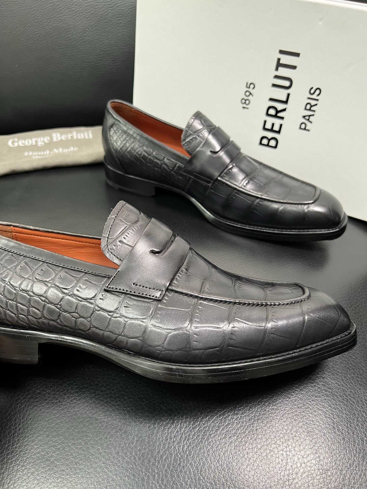 Berluti 顶级代购 布鲁提 专柜同步发售原厂配置，意大利进口牛皮面料，全进口水染牛皮里垫，鞋底：原