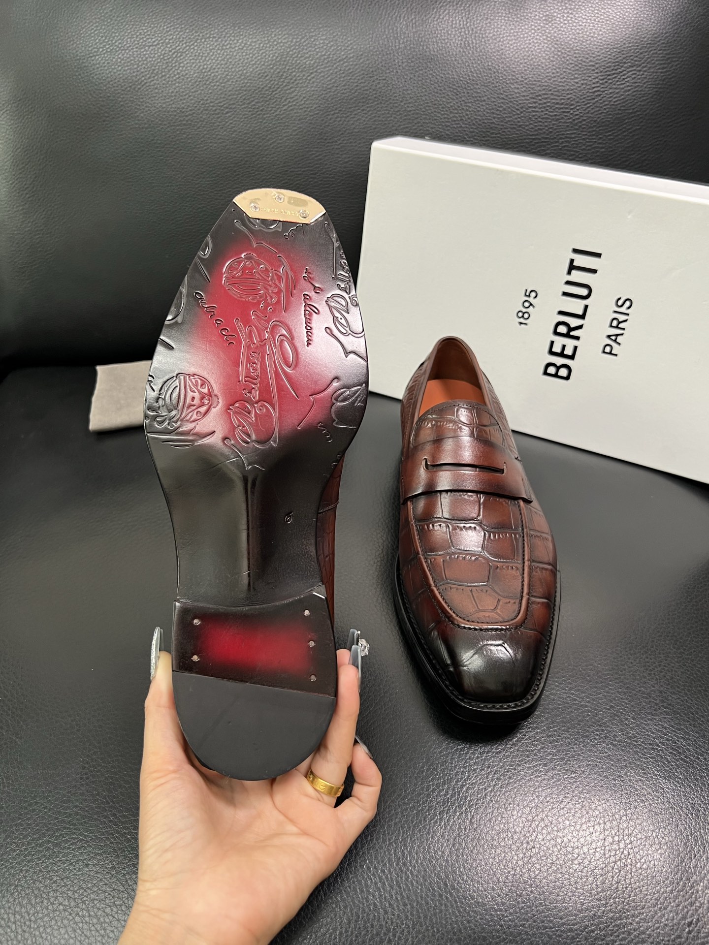 Berluti 顶级代购 布鲁提 专柜同步发售原厂配置，意大利进口牛皮面料，全进口水染牛皮里垫，鞋底：原