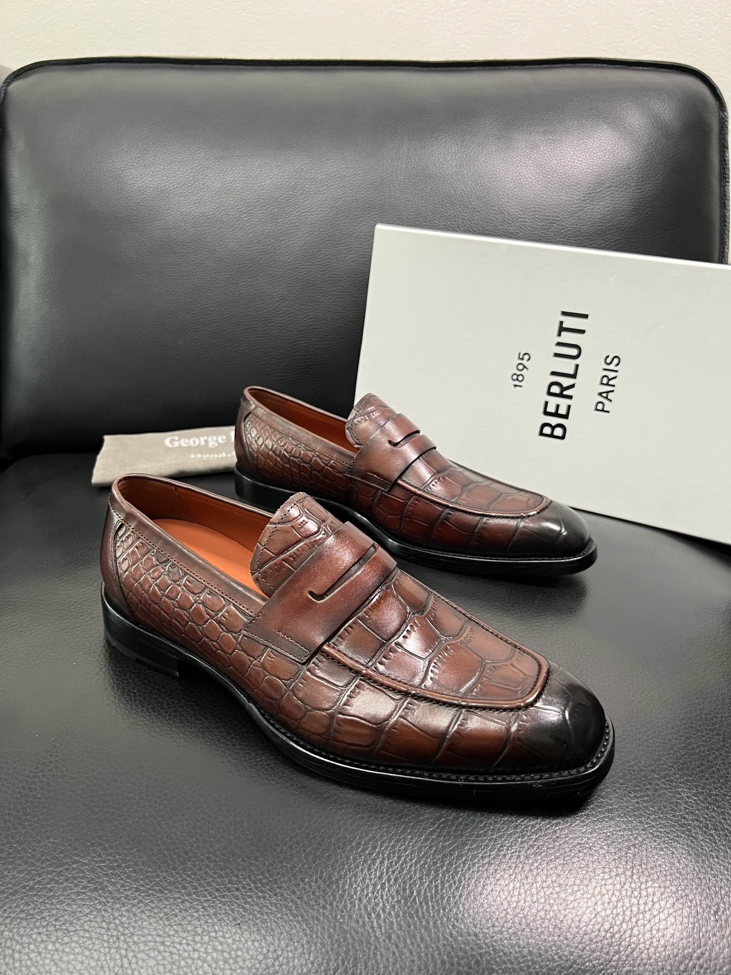 Berluti 顶级代购 布鲁提 专柜同步发售原厂配置，意大利进口牛皮面料，全进口水染牛皮里垫，鞋底：原