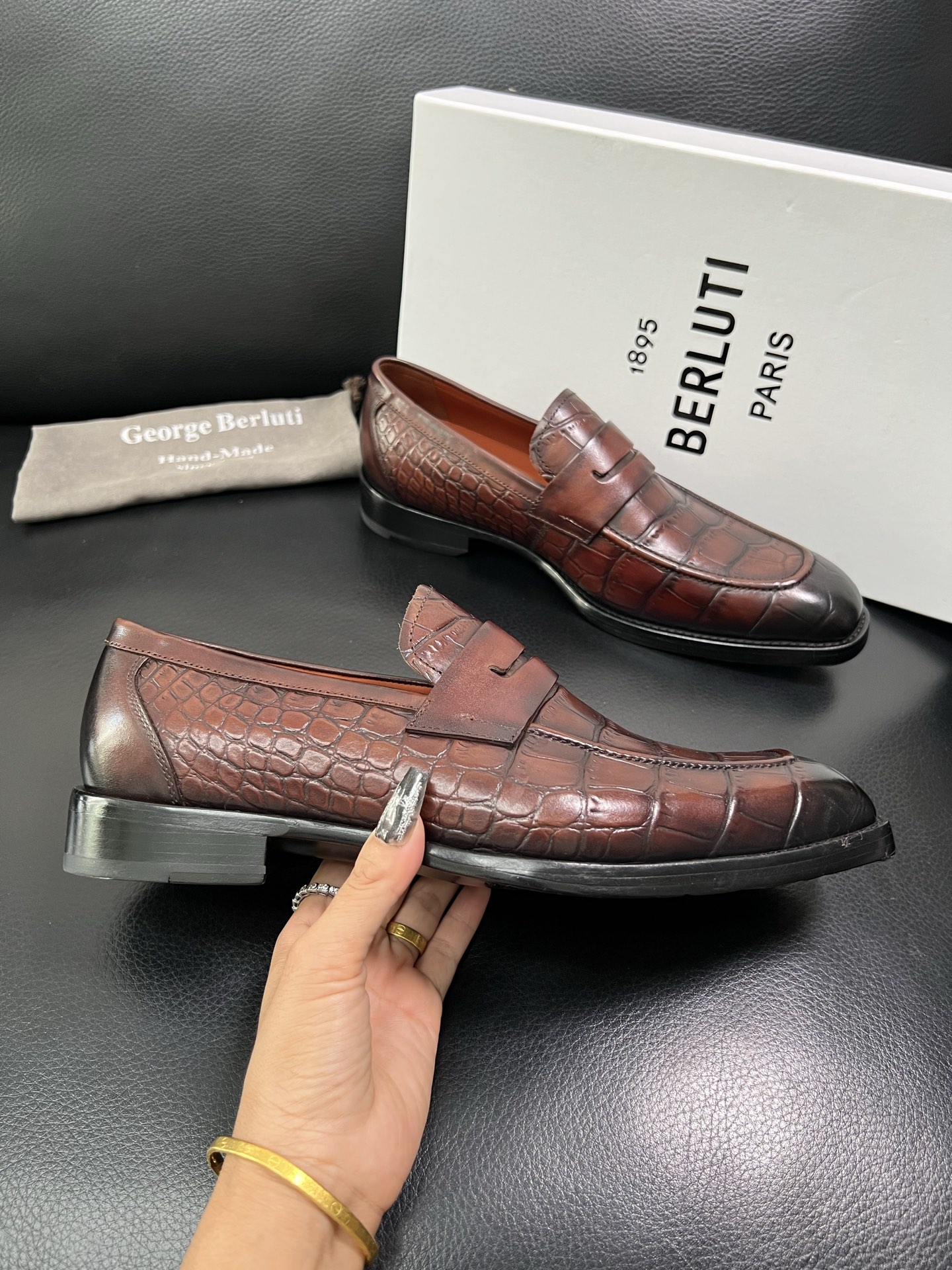 Berluti 顶级代购 布鲁提 专柜同步发售原厂配置，意大利进口牛皮面料，全进口水染牛皮里垫，鞋底：原