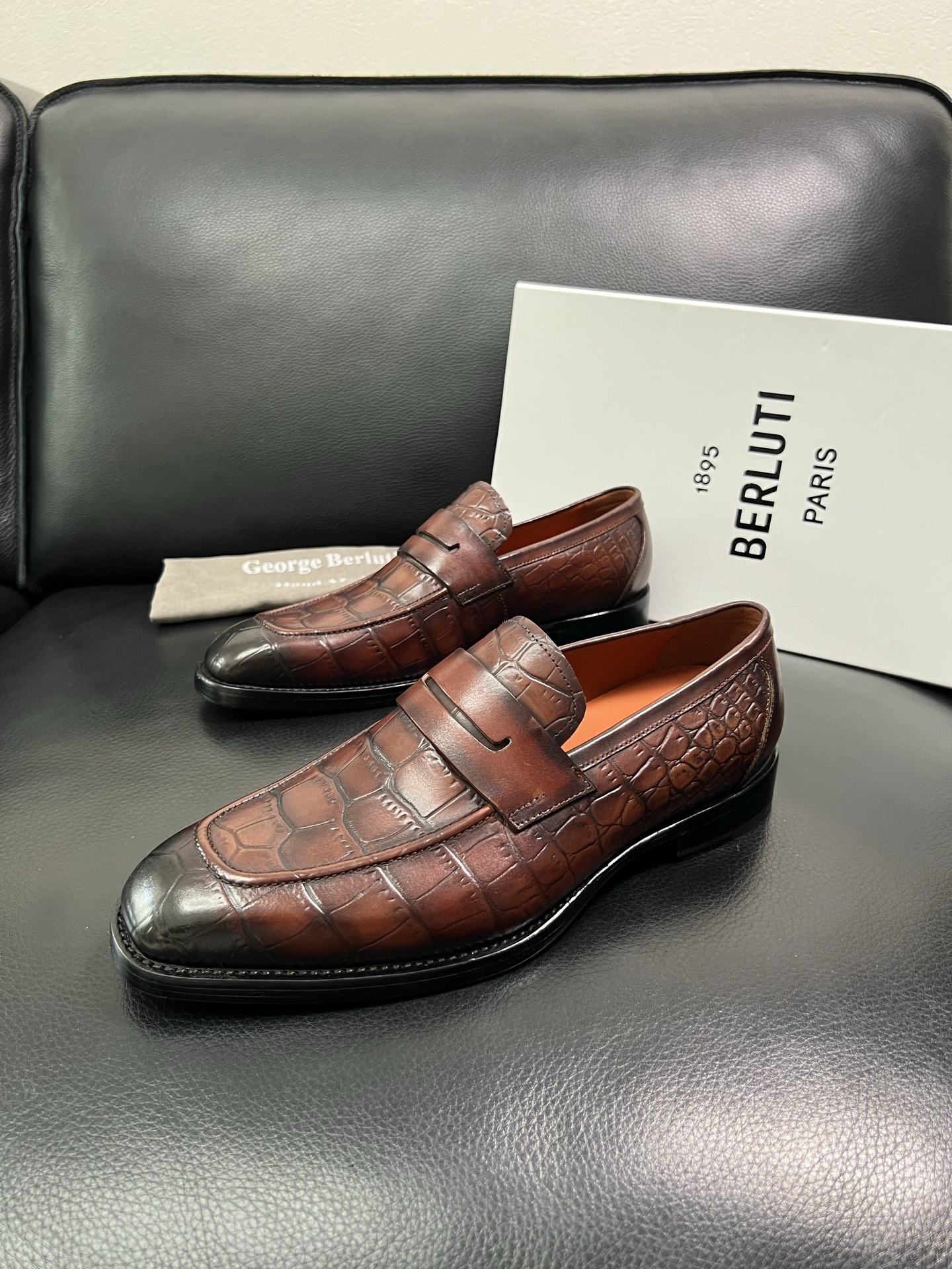 Berluti 顶级代购 布鲁提 专柜同步发售原厂配置，意大利进口牛皮面料，全进口水染牛皮里垫，鞋底：原