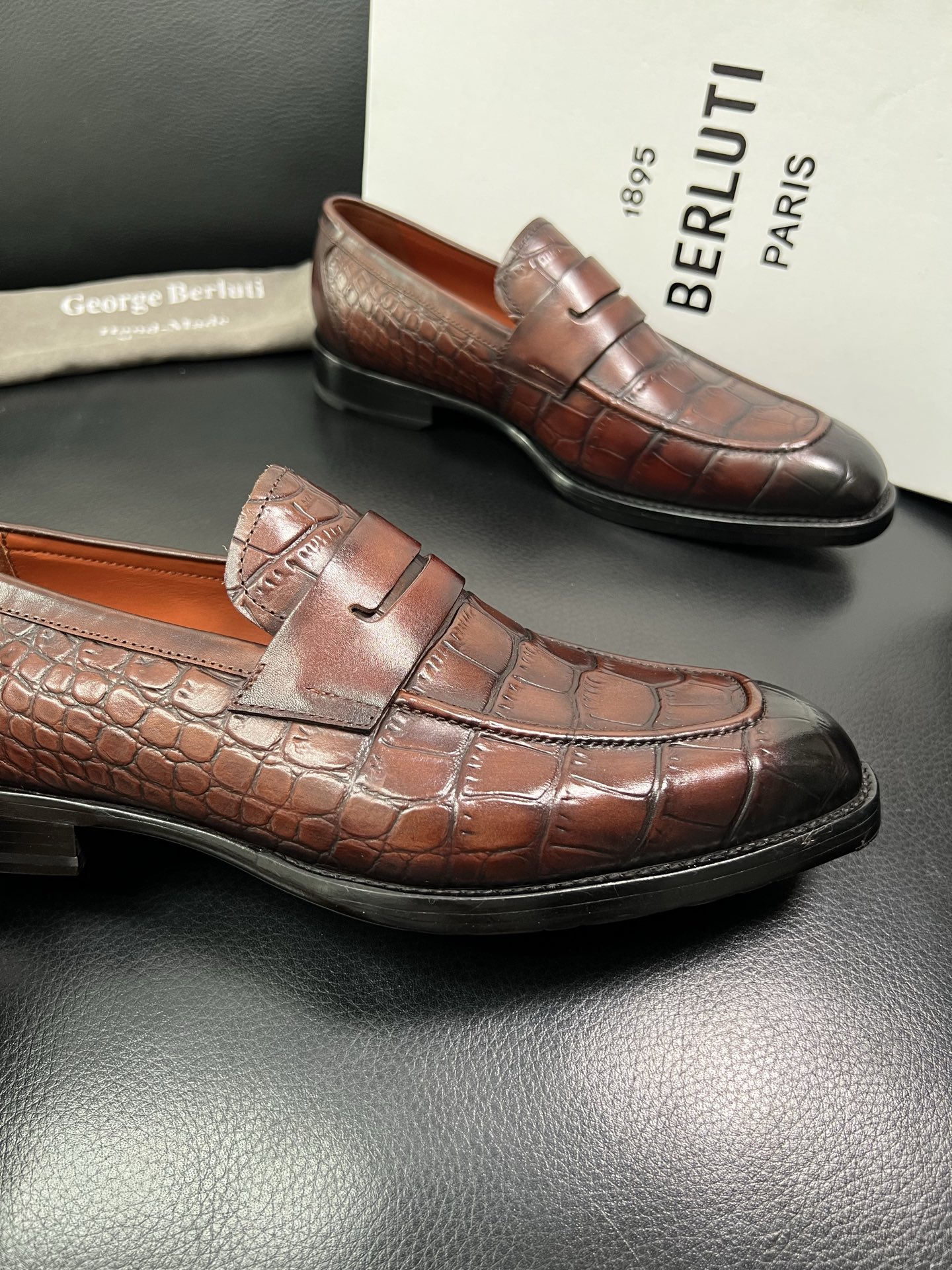 Berluti 顶级代购 布鲁提 专柜同步发售原厂配置，意大利进口牛皮面料，全进口水染牛皮里垫，鞋底：原