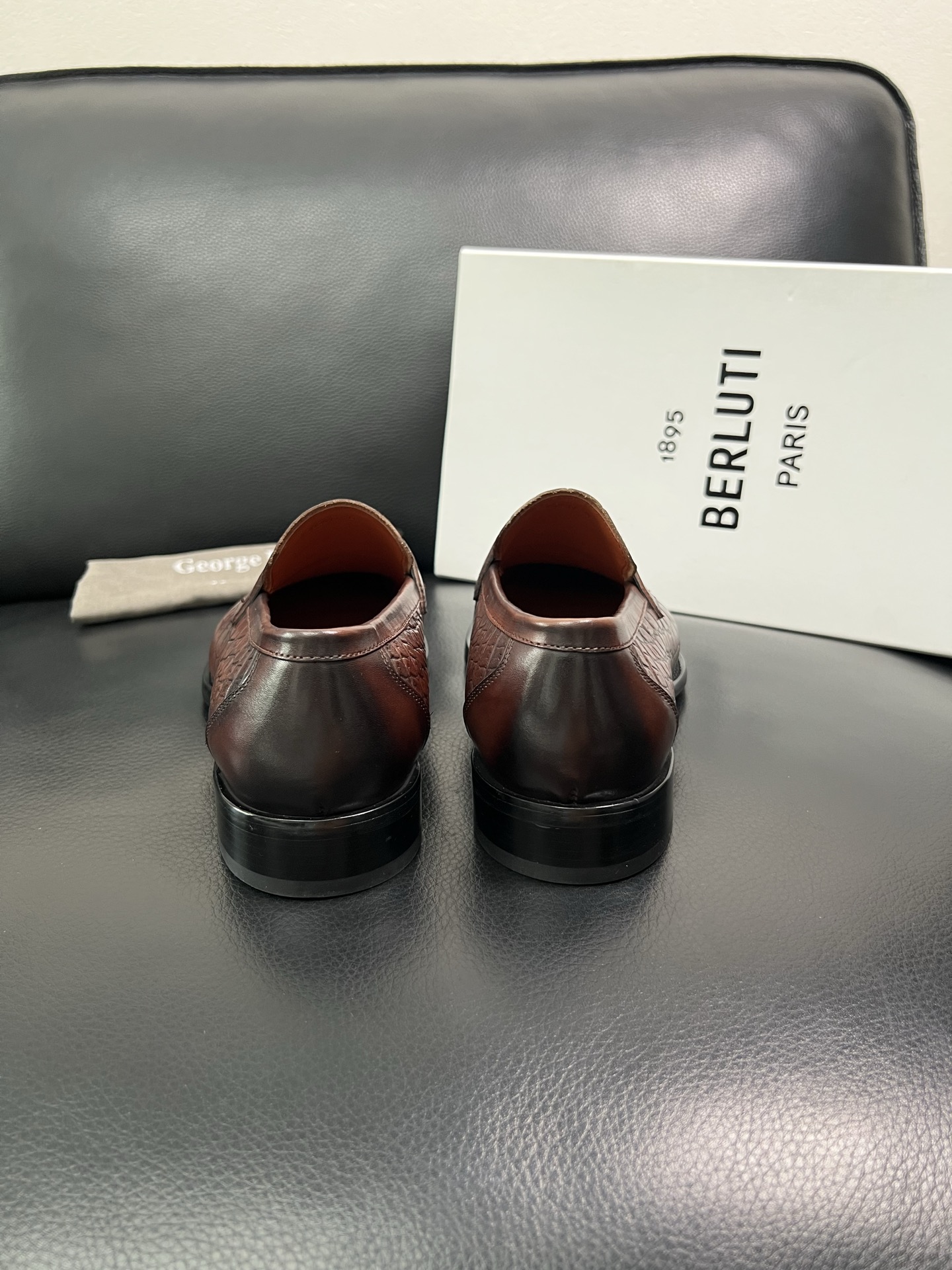 Berluti 顶级代购 布鲁提 专柜同步发售原厂配置，意大利进口牛皮面料，全进口水染牛皮里垫，鞋底：原