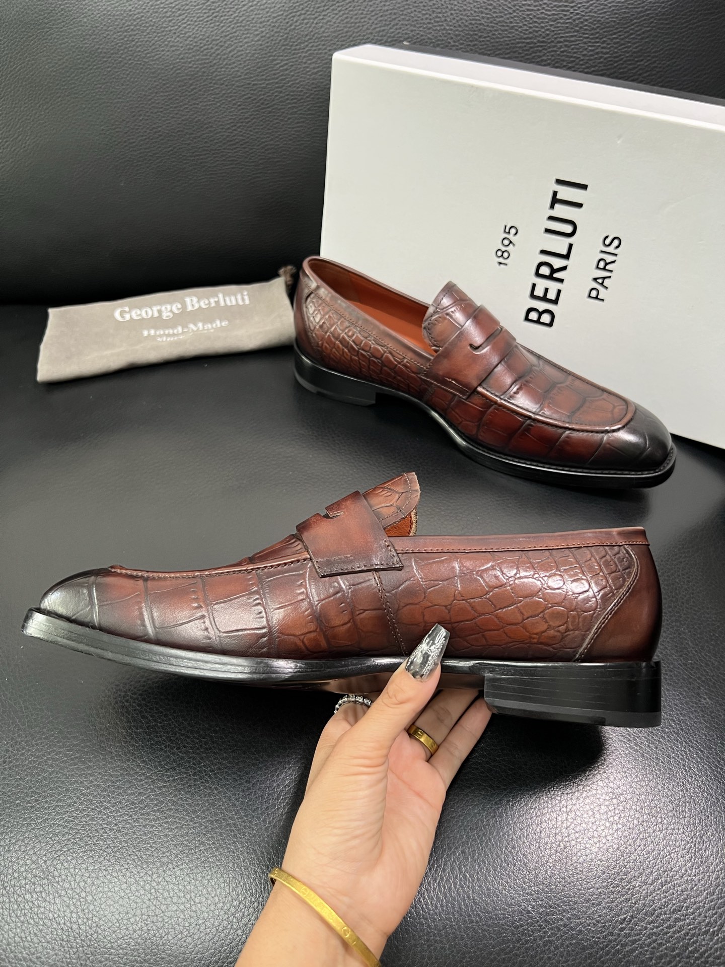 Berluti 顶级代购 布鲁提 专柜同步发售原厂配置，意大利进口牛皮面料，全进口水染牛皮里垫，鞋底：原
