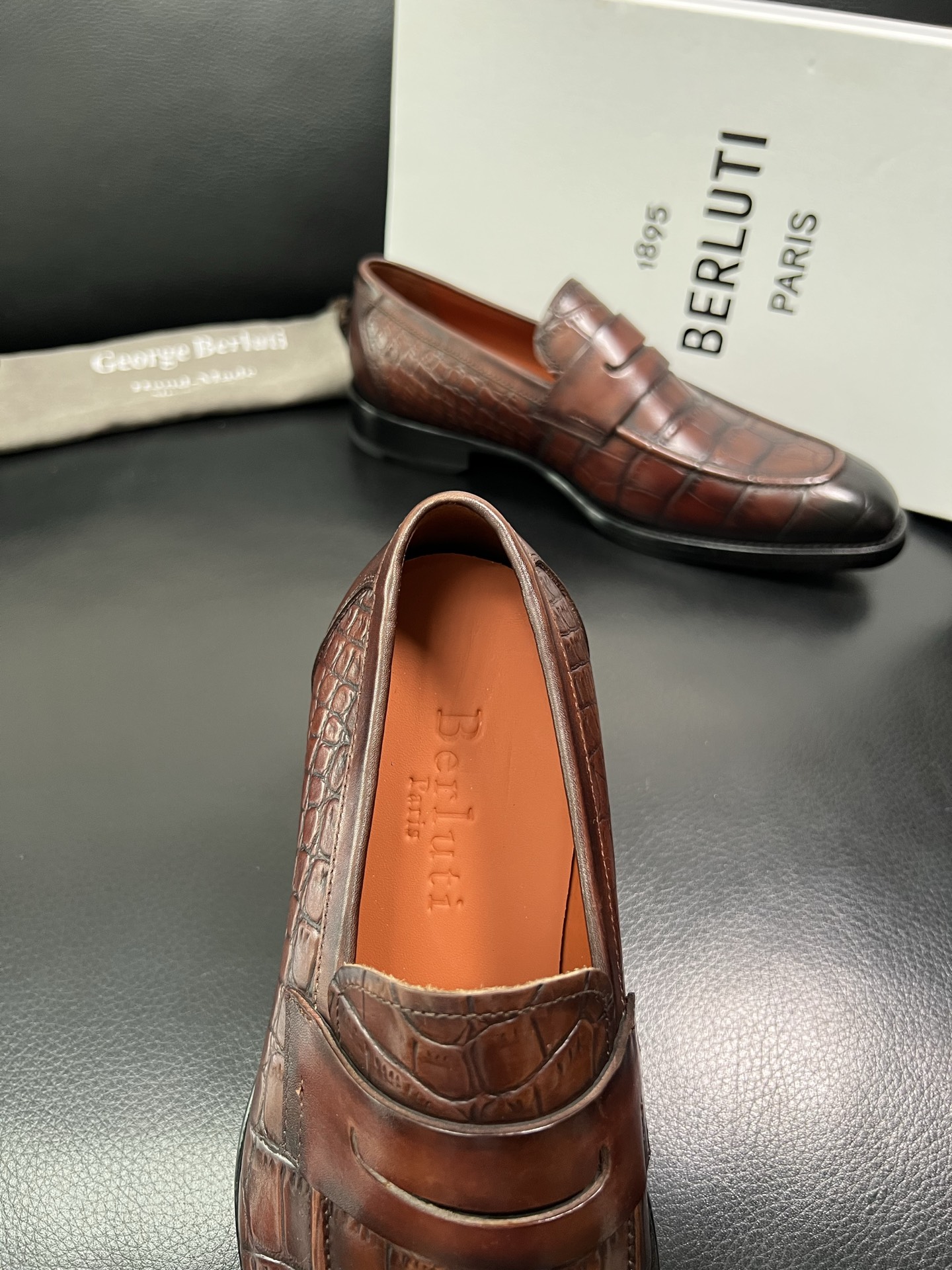 Berluti 顶级代购 布鲁提 专柜同步发售原厂配置，意大利进口牛皮面料，全进口水染牛皮里垫，鞋底：原