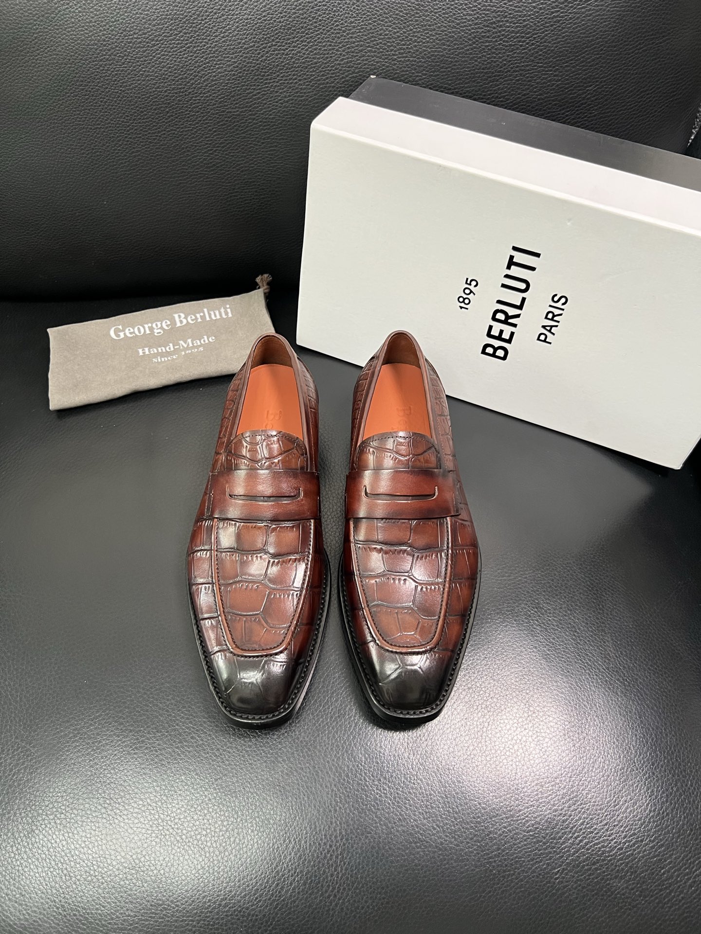 Berluti 顶级代购 布鲁提 专柜同步发售原厂配置，意大利进口牛皮面料，全进口水染牛皮里垫，鞋底：原