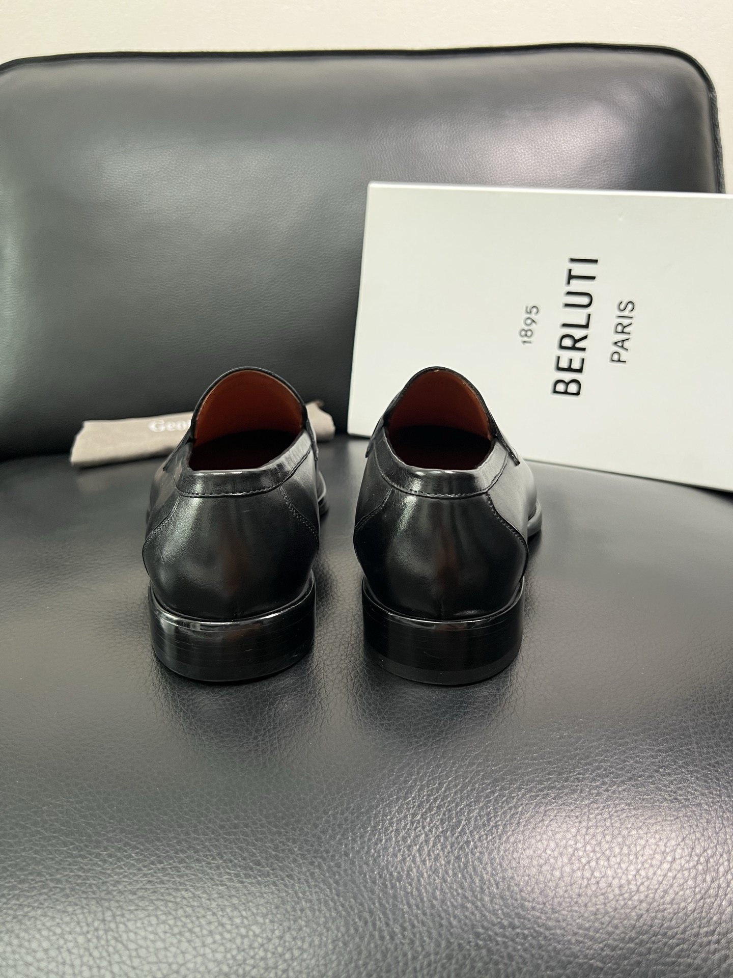 Berluti 顶级代购 布鲁提 专柜同步发售原厂配置，意大利进口牛皮面料，全进口水染牛皮里垫，鞋底：原