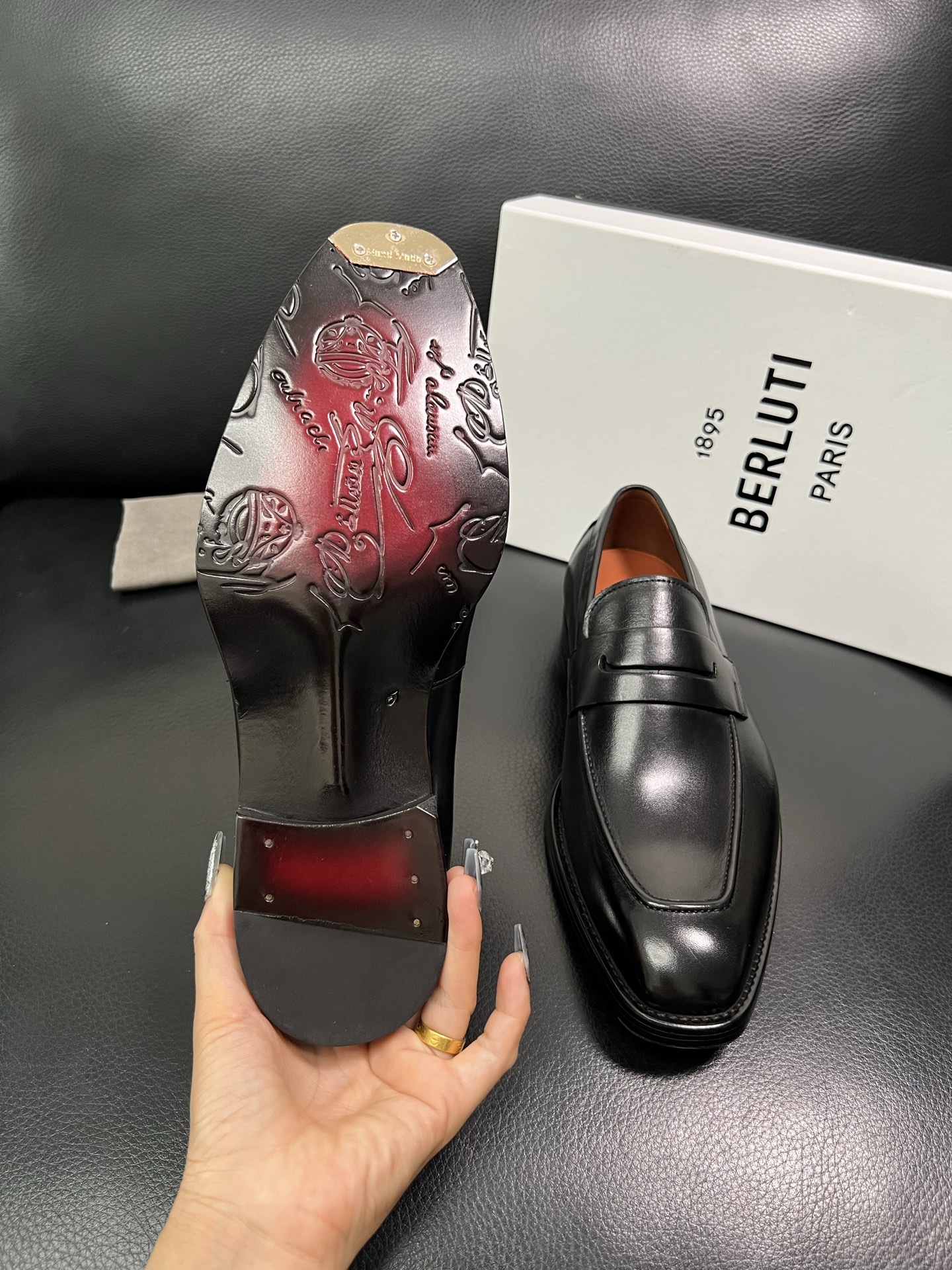 Berluti 顶级代购 布鲁提 专柜同步发售原厂配置，意大利进口牛皮面料，全进口水染牛皮里垫，鞋底：原