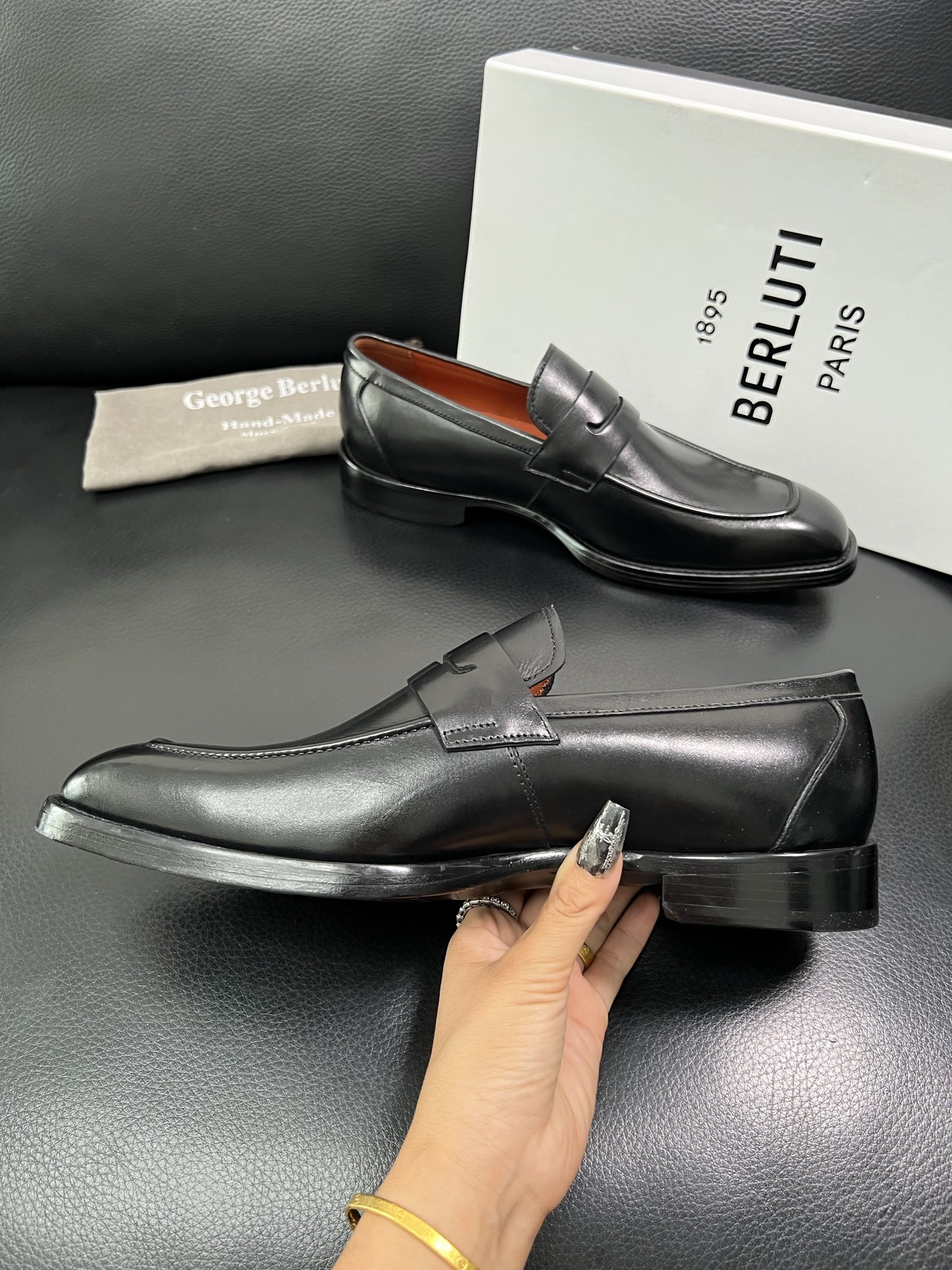 Berluti 顶级代购 布鲁提 专柜同步发售原厂配置，意大利进口牛皮面料，全进口水染牛皮里垫，鞋底：原