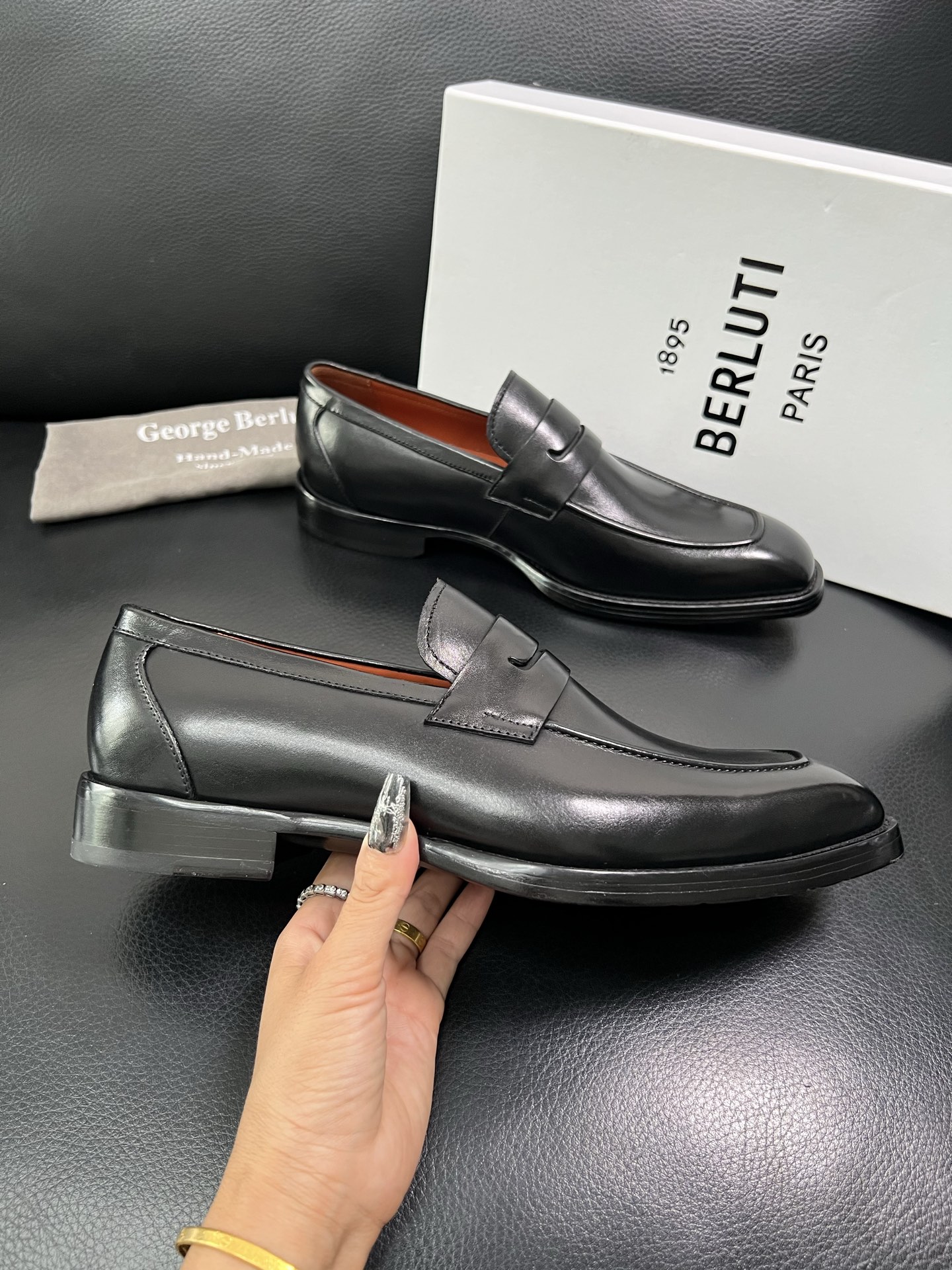 Berluti 顶级代购 布鲁提 专柜同步发售原厂配置，意大利进口牛皮面料，全进口水染牛皮里垫，鞋底：原