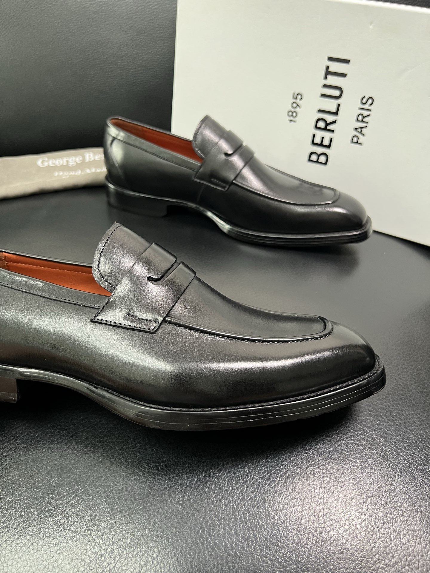 Berluti 顶级代购 布鲁提 专柜同步发售原厂配置，意大利进口牛皮面料，全进口水染牛皮里垫，鞋底：原