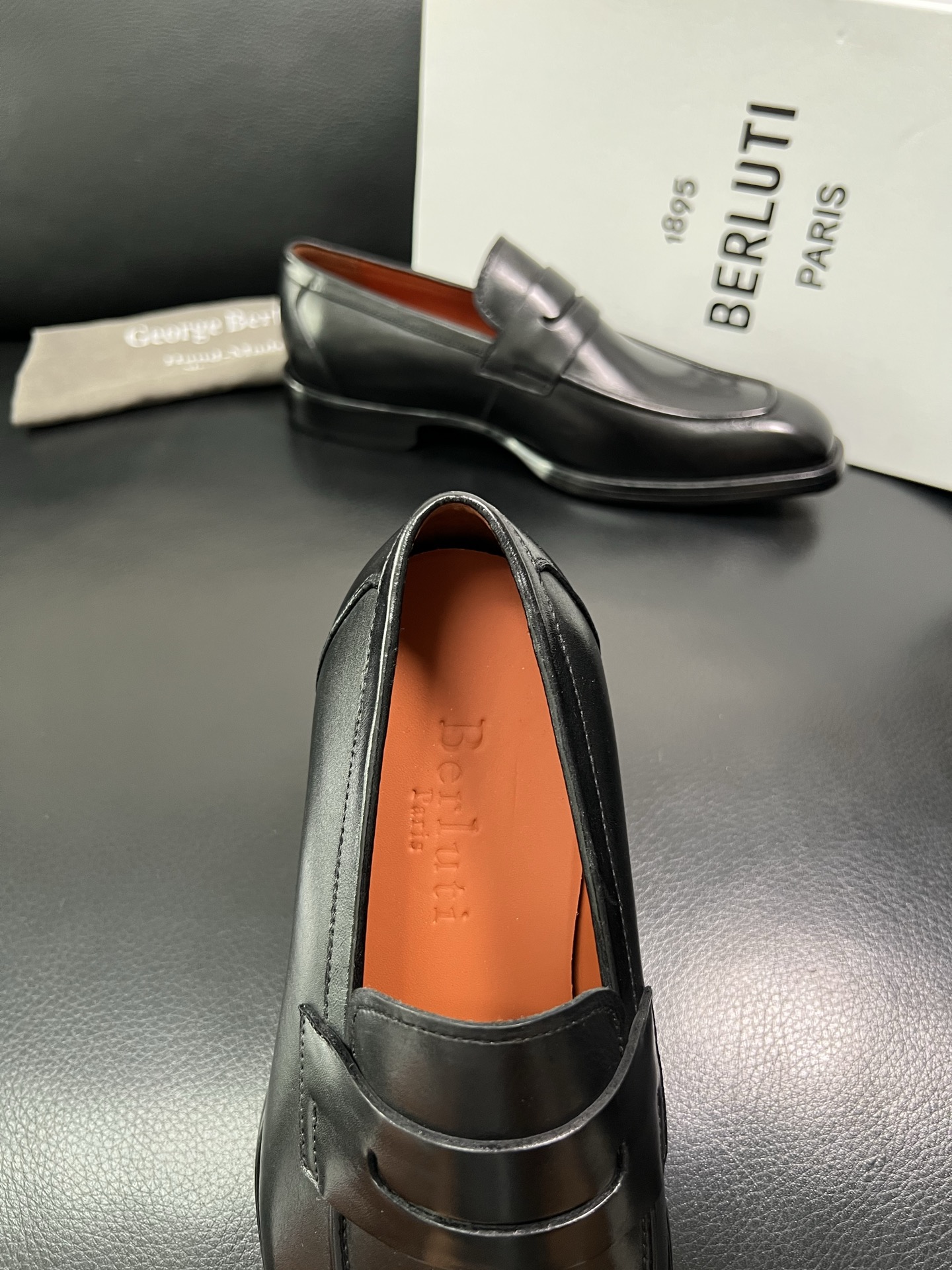 Berluti 顶级代购 布鲁提 专柜同步发售原厂配置，意大利进口牛皮面料，全进口水染牛皮里垫，鞋底：原