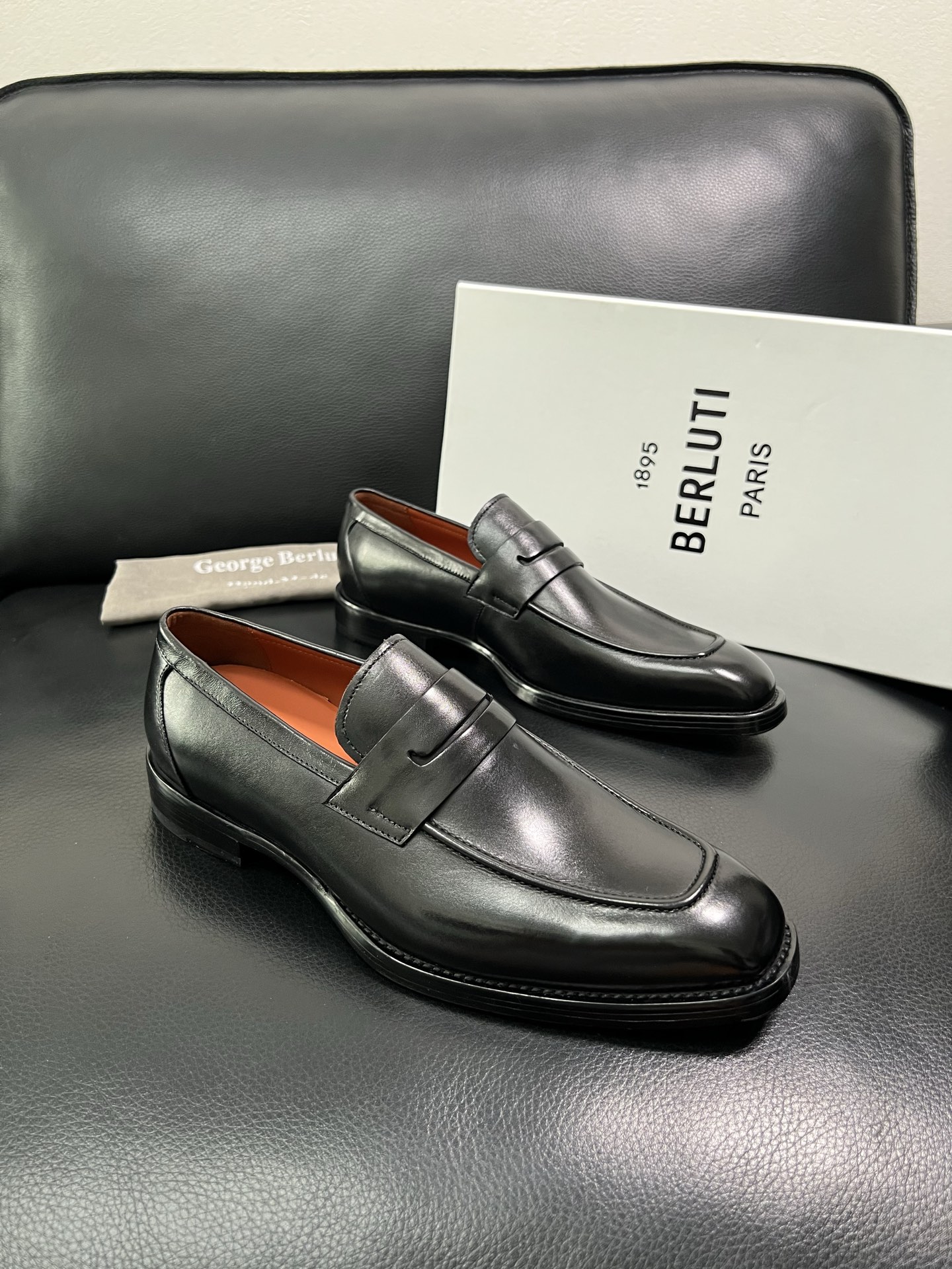 Berluti 顶级代购 布鲁提 专柜同步发售原厂配置，意大利进口牛皮面料，全进口水染牛皮里垫，鞋底：原