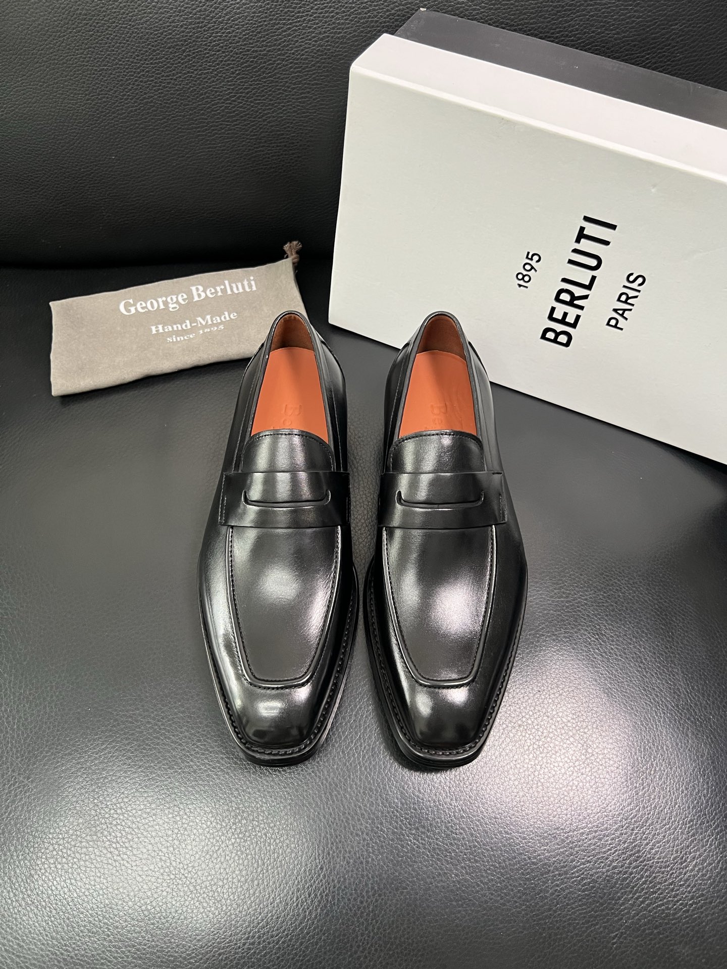 Berluti 顶级代购 布鲁提 专柜同步发售原厂配置，意大利进口牛皮面料，全进口水染牛皮里垫，鞋底：原