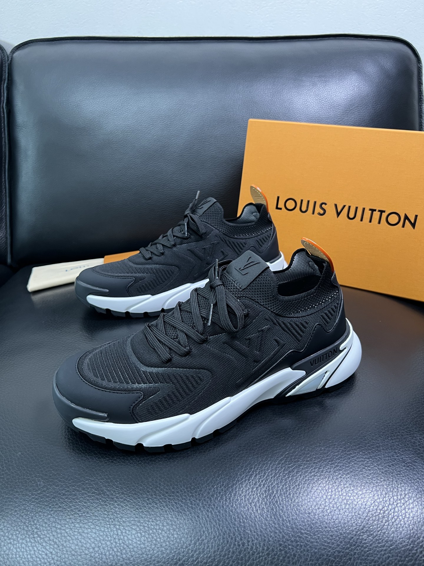 Lv 顶级代购 路易威登 皮鞋专柜同步，意大利进口飞织面料，进口水染牛皮内里，鞋底：原厂特供原版底，原厂