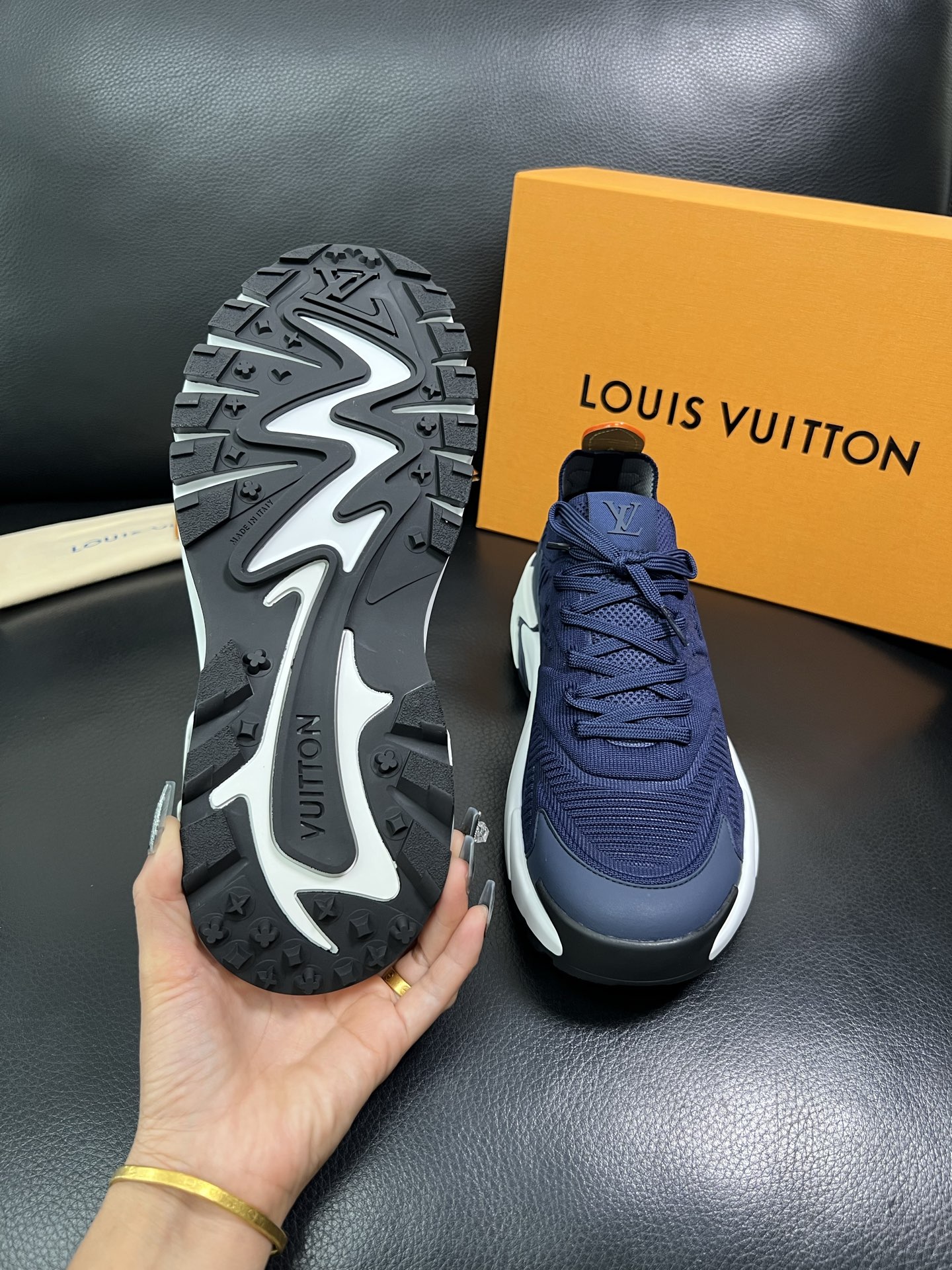 Lv 顶级代购 路易威登 皮鞋专柜同步，意大利进口飞织面料，进口水染牛皮内里，鞋底：原厂特供原版底，原厂
