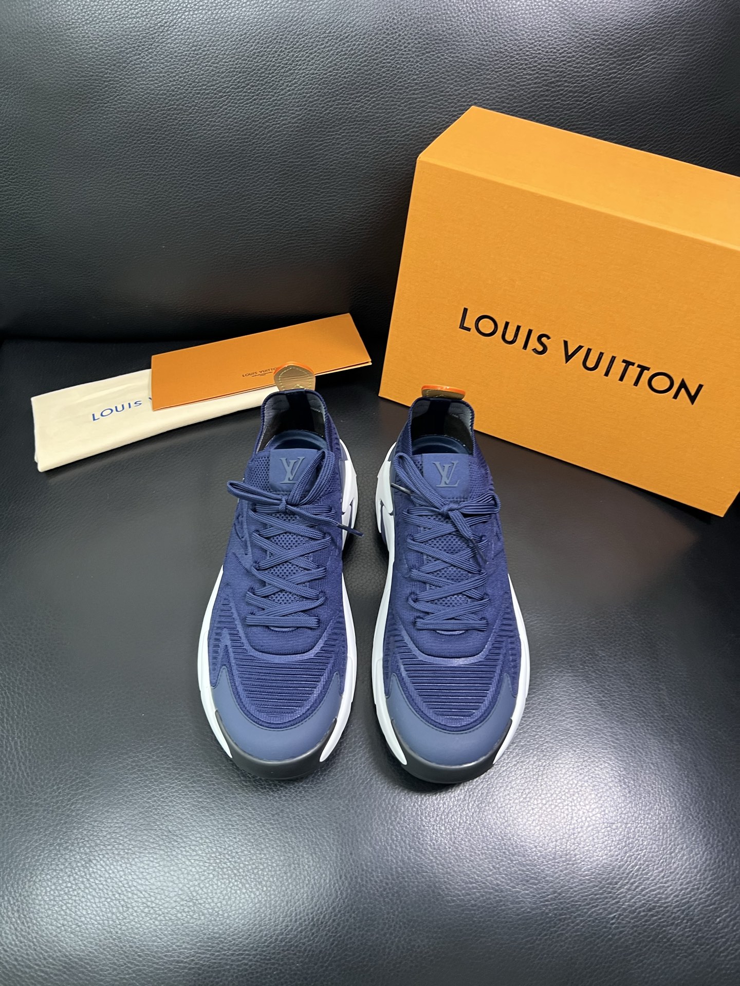 Lv 顶级代购 路易威登 皮鞋专柜同步，意大利进口飞织面料，进口水染牛皮内里，鞋底：原厂特供原版底，原厂