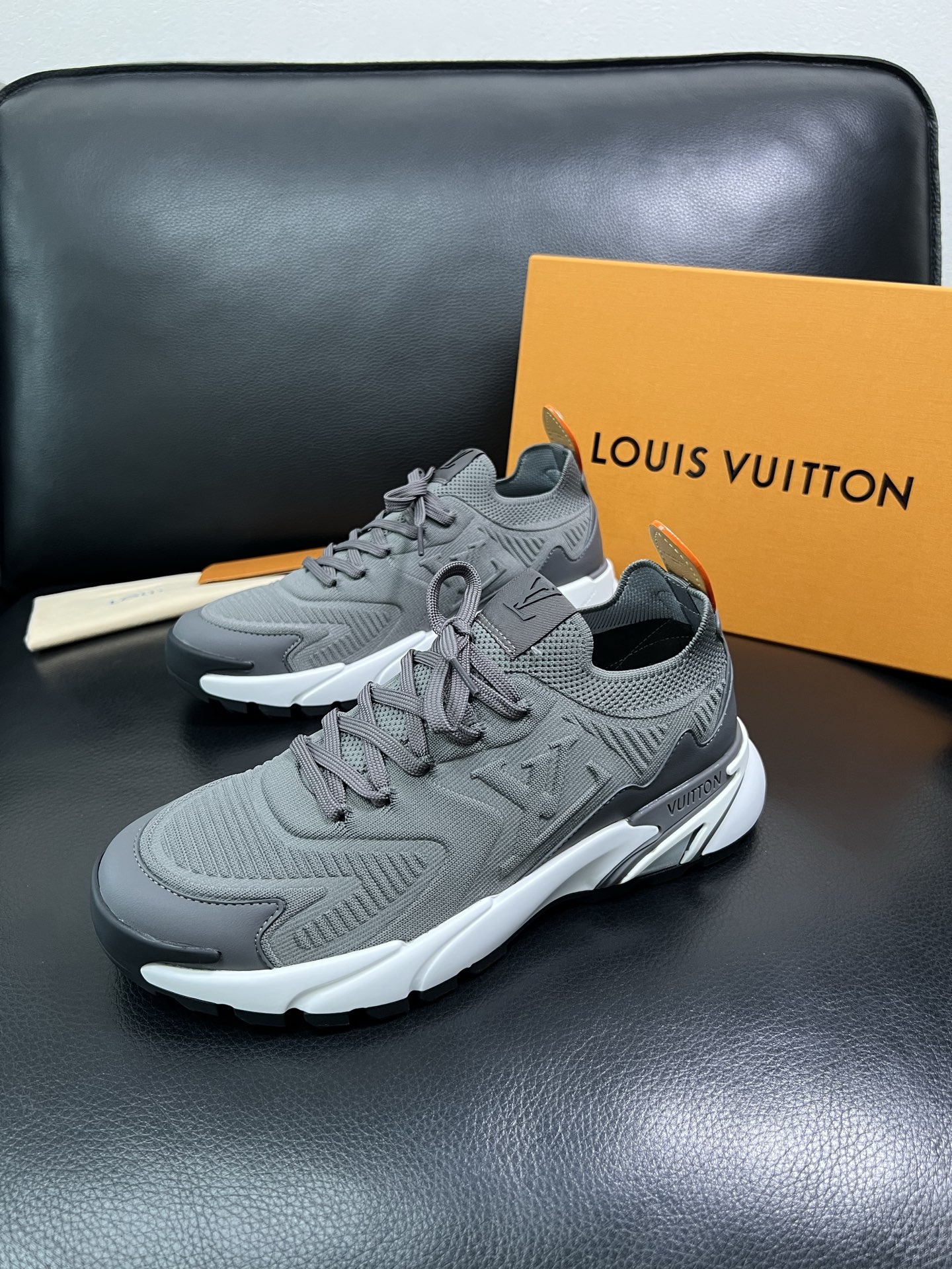 Lv 顶级代购 路易威登 皮鞋专柜同步，意大利进口飞织面料，进口水染牛皮内里，鞋底：原厂特供原版底，原厂