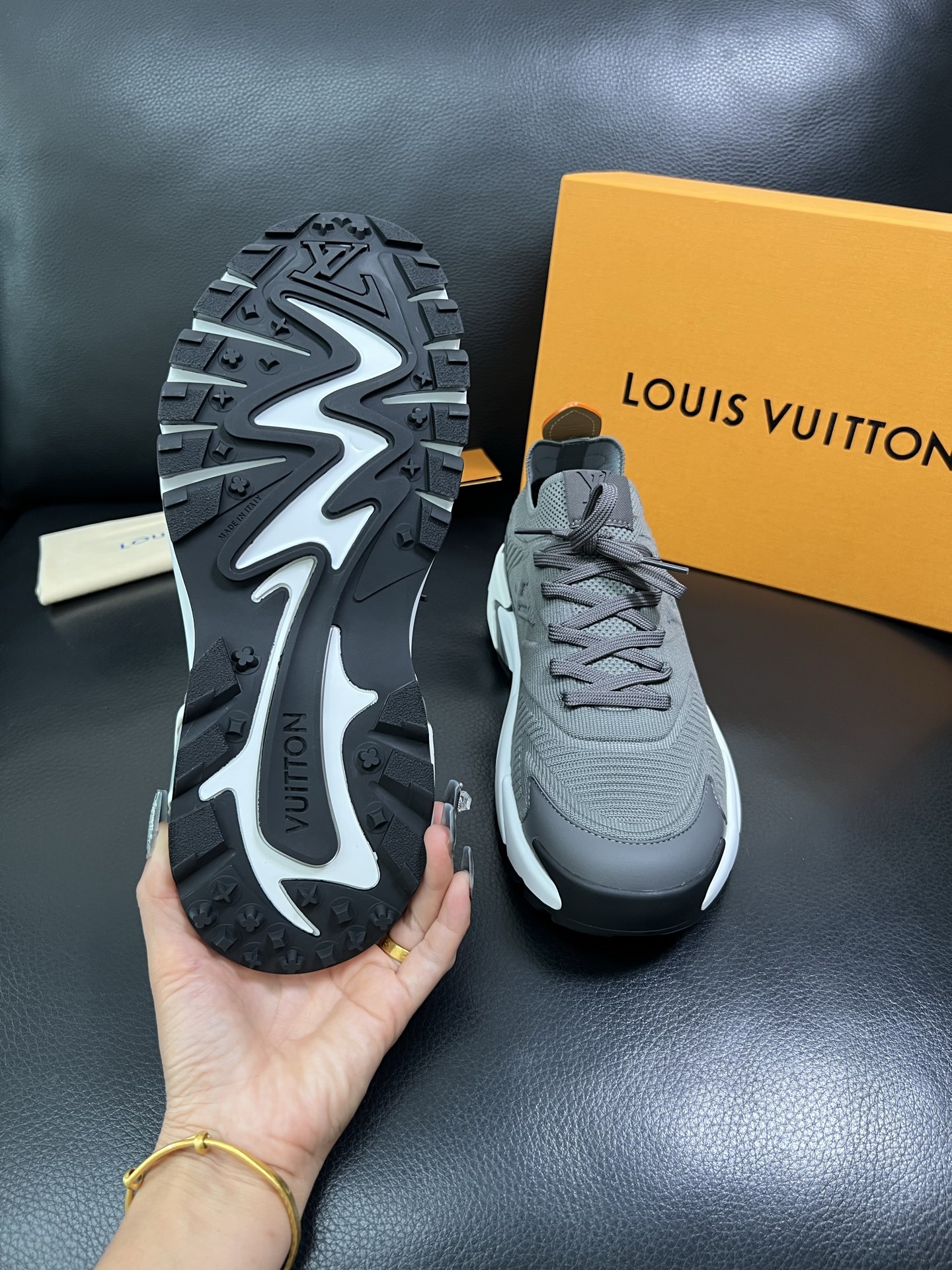 Lv 顶级代购 路易威登 皮鞋专柜同步，意大利进口飞织面料，进口水染牛皮内里，鞋底：原厂特供原版底，原厂