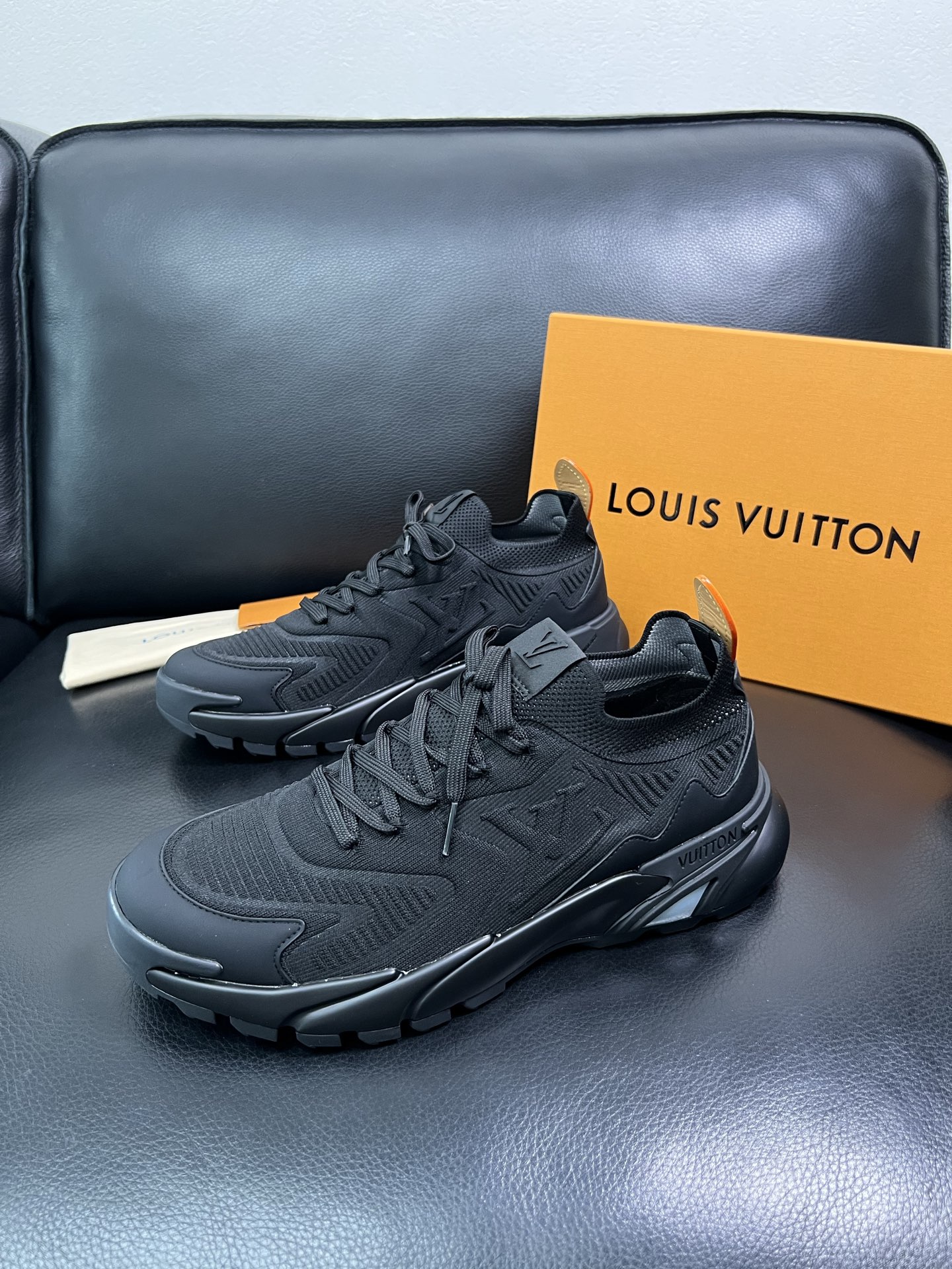 Lv 顶级代购 路易威登 皮鞋专柜同步，意大利进口飞织面料，进口水染牛皮内里，鞋底：原厂特供原版底，原厂