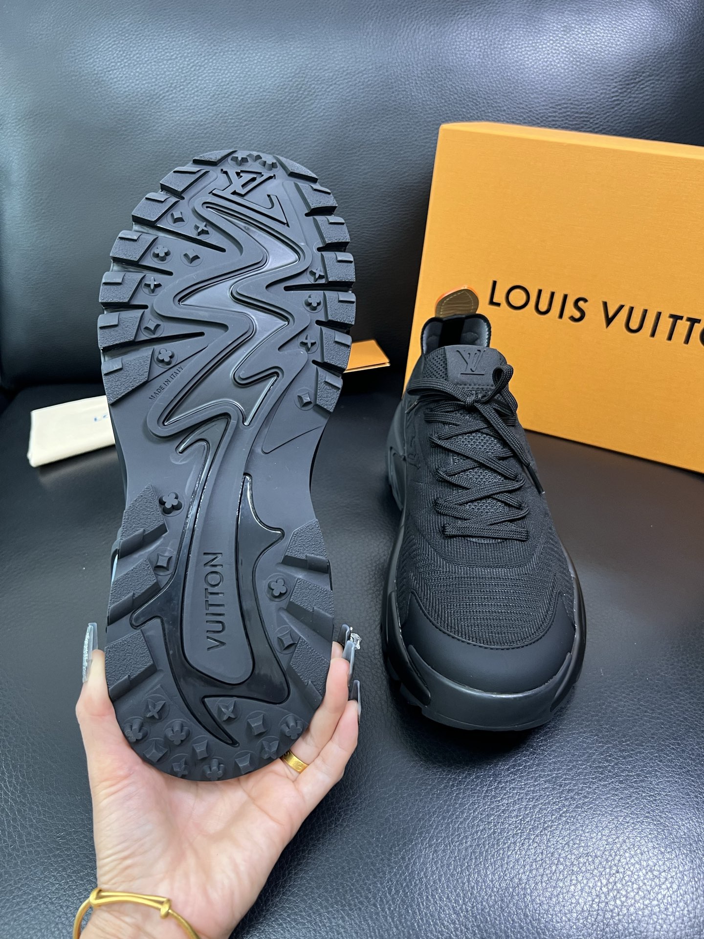 Lv 顶级代购 路易威登 皮鞋专柜同步，意大利进口飞织面料，进口水染牛皮内里，鞋底：原厂特供原版底，原厂