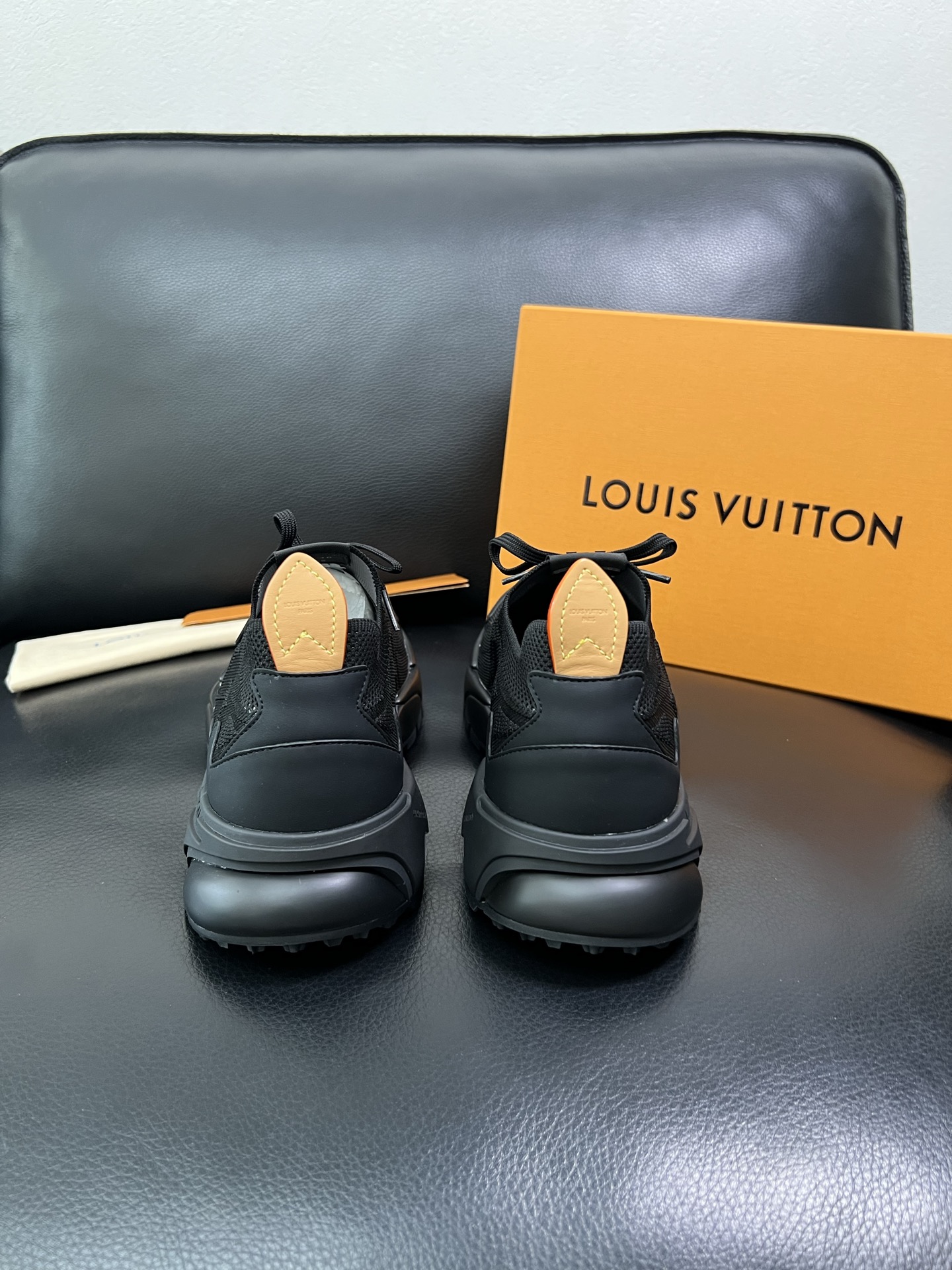 Lv 顶级代购 路易威登 皮鞋专柜同步，意大利进口飞织面料，进口水染牛皮内里，鞋底：原厂特供原版底，原厂