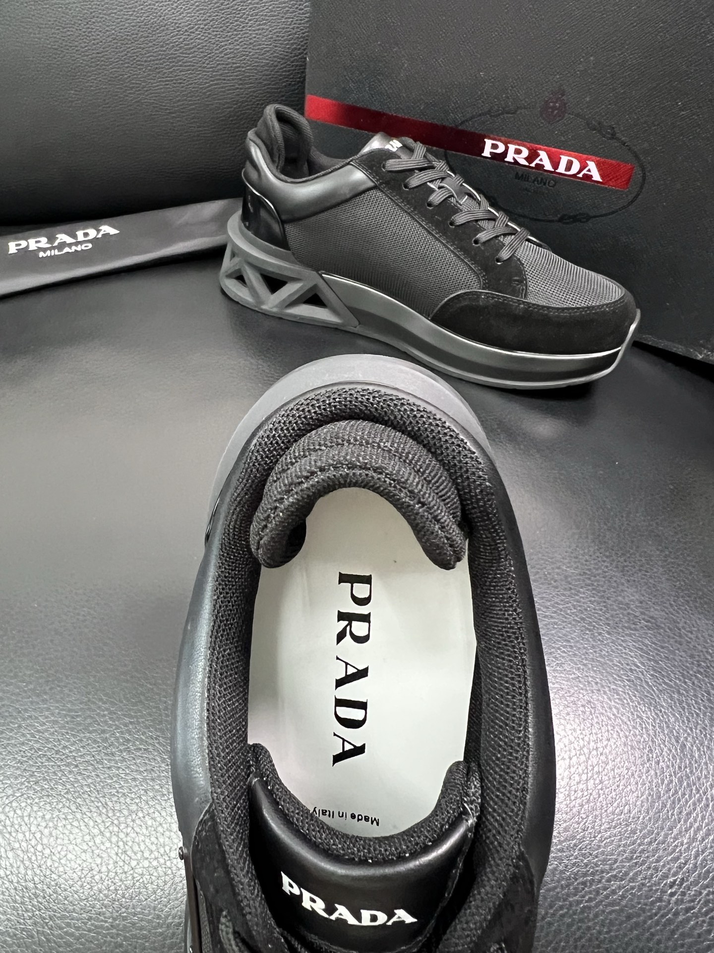 Prada 顶级工艺品 普拉达 专柜新款，原厂配置意大利进口牛皮面料，进口牛皮内里垫，透气舒适，鞋底：原