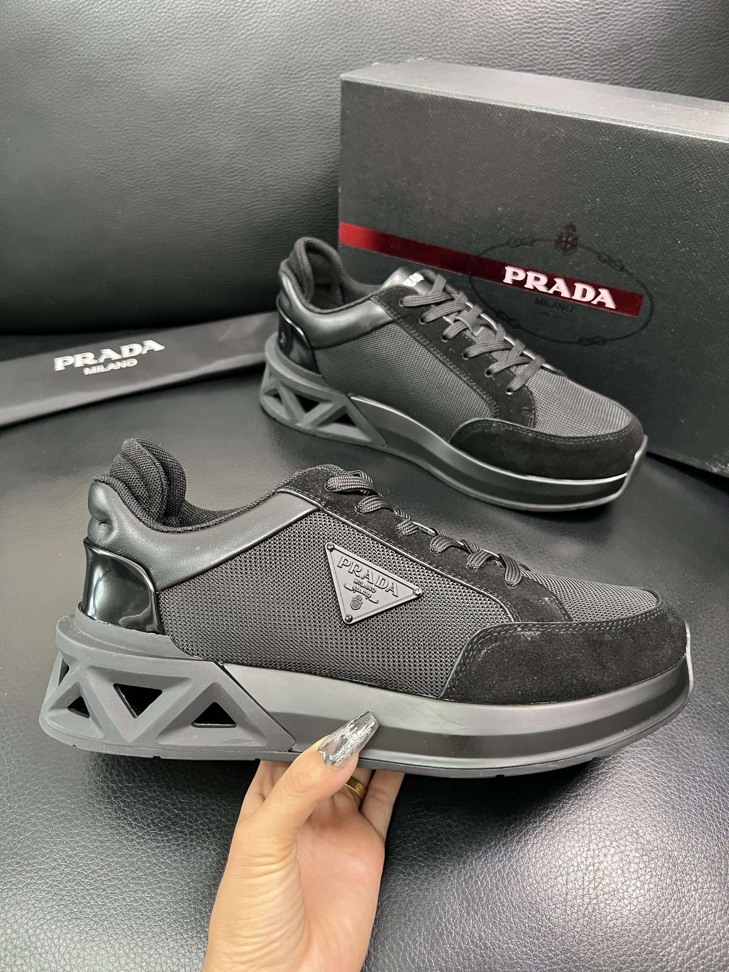 Prada 顶级工艺品 普拉达 专柜新款，原厂配置意大利进口牛皮面料，进口牛皮内里垫，透气舒适，鞋底：原