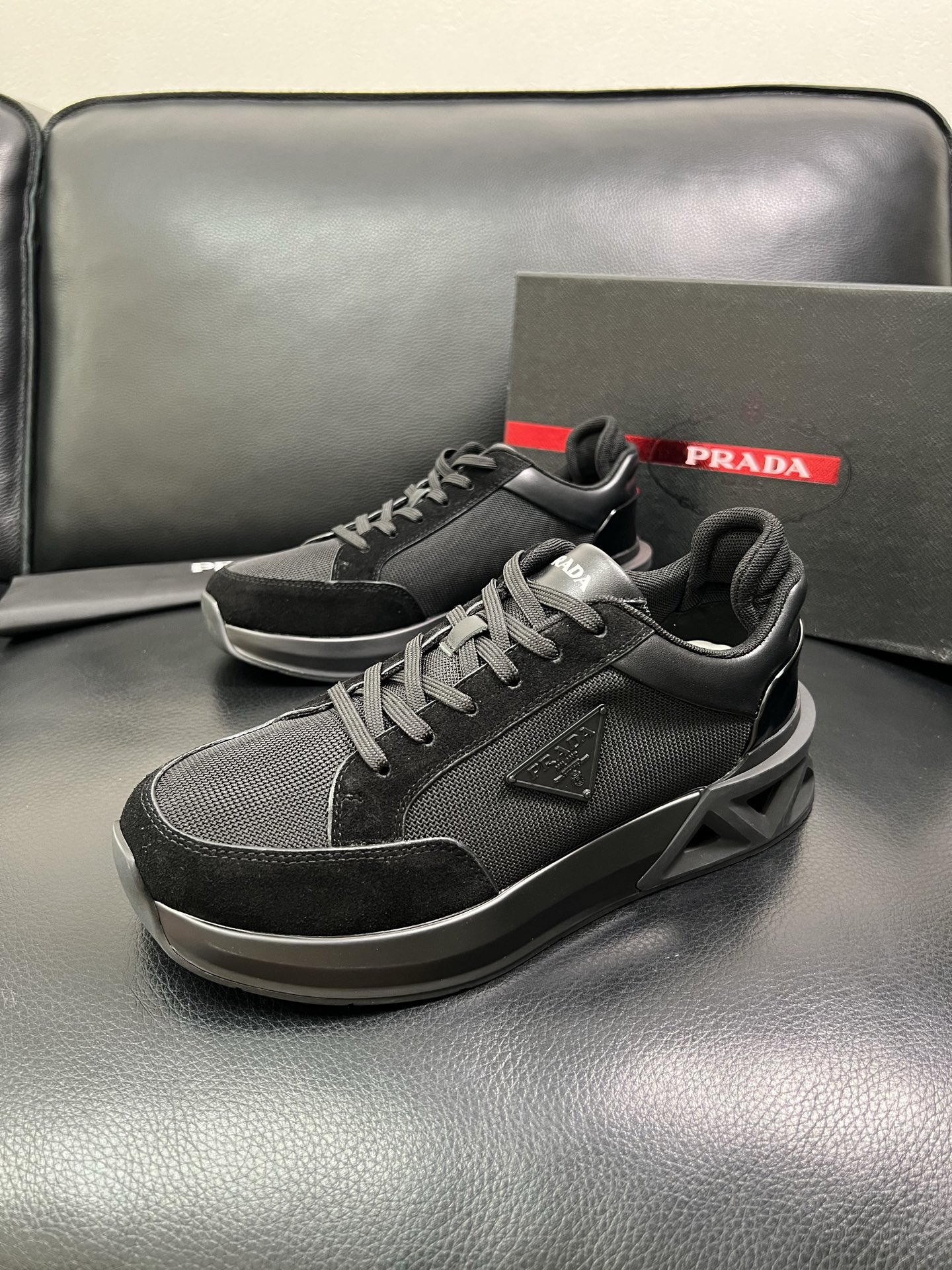 Prada 顶级工艺品 普拉达 专柜新款，原厂配置意大利进口牛皮面料，进口牛皮内里垫，透气舒适，鞋底：原