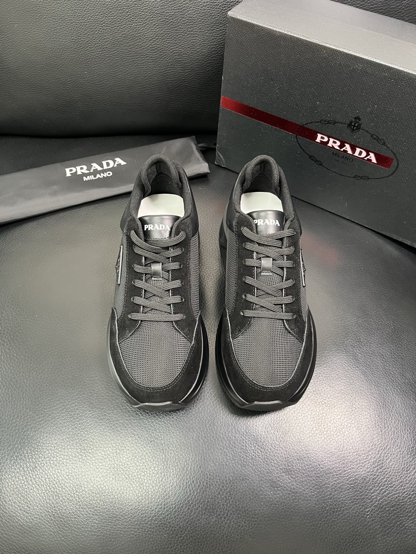 Prada 顶级工艺品 普拉达 专柜新款，原厂配置意大利进口牛皮面料，进口牛皮内里垫，透气舒适，鞋底：原