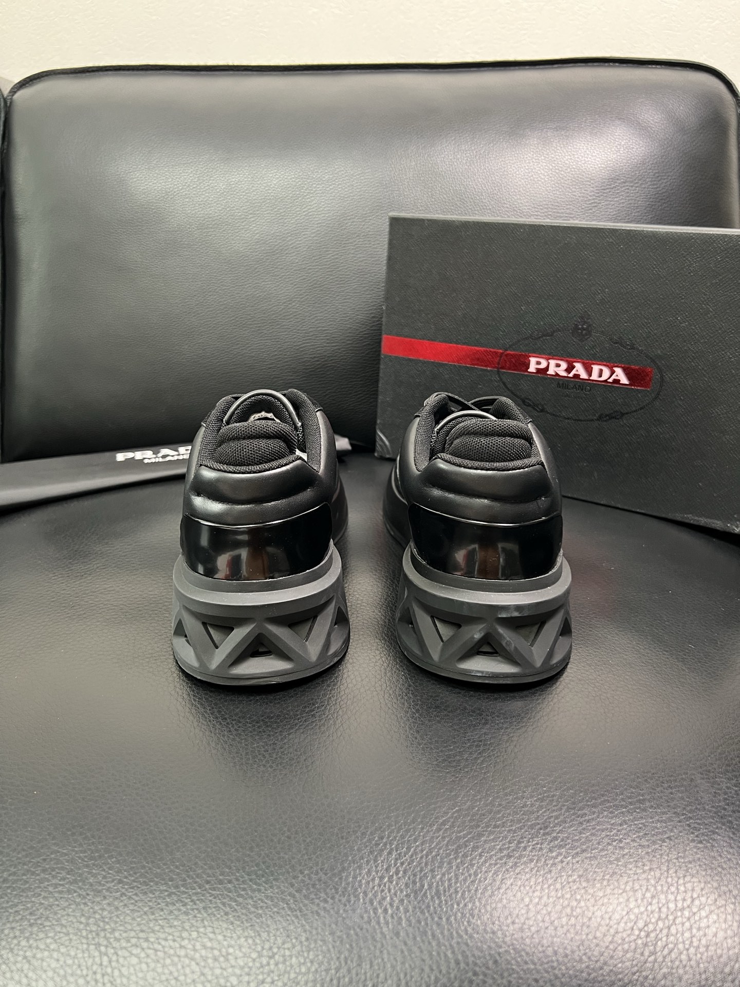 Prada 顶级工艺品 普拉达 专柜新款，原厂配置意大利进口牛皮面料，进口牛皮内里垫，透气舒适，鞋底：原