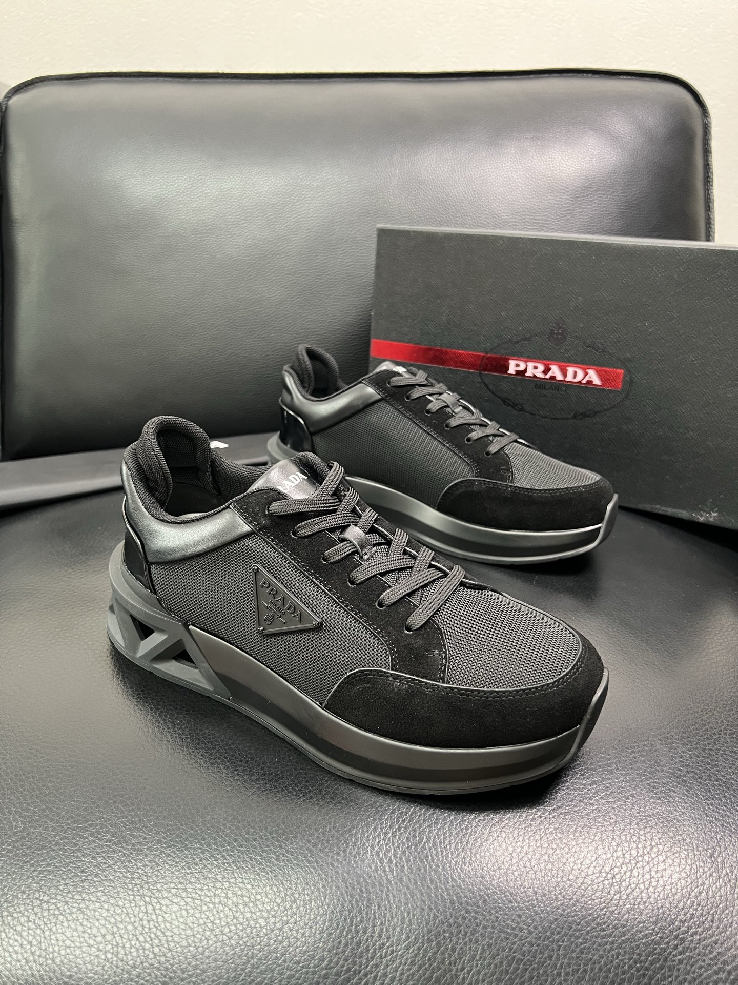 Prada 顶级工艺品 普拉达 专柜新款，原厂配置意大利进口牛皮面料，进口牛皮内里垫，透气舒适，鞋底：原