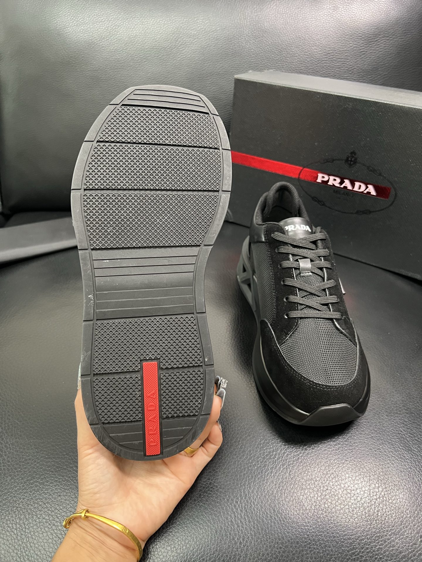 Prada 顶级工艺品 普拉达 专柜新款，原厂配置意大利进口牛皮面料，进口牛皮内里垫，透气舒适，鞋底：原