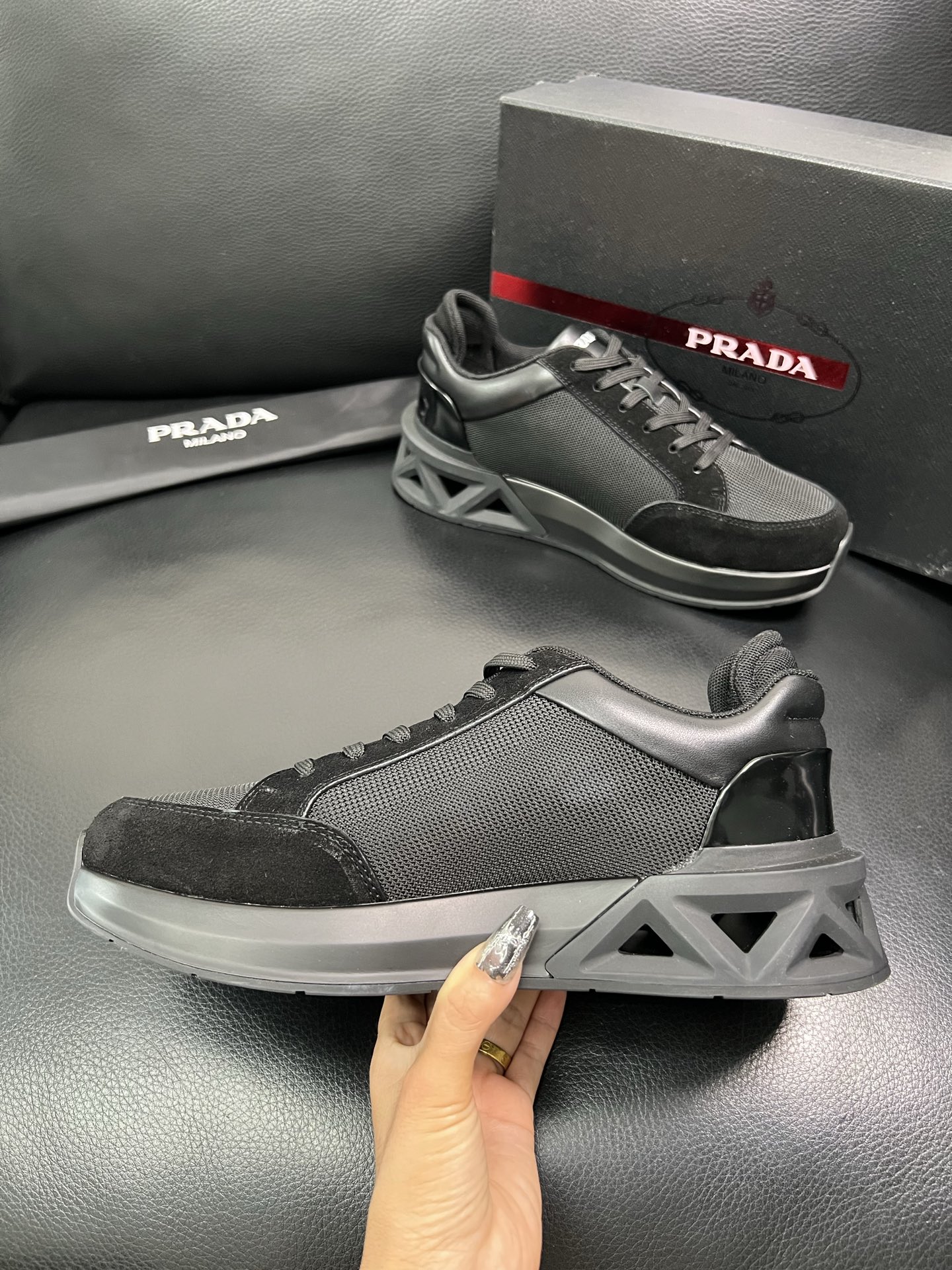 Prada 顶级工艺品 普拉达 专柜新款，原厂配置意大利进口牛皮面料，进口牛皮内里垫，透气舒适，鞋底：原