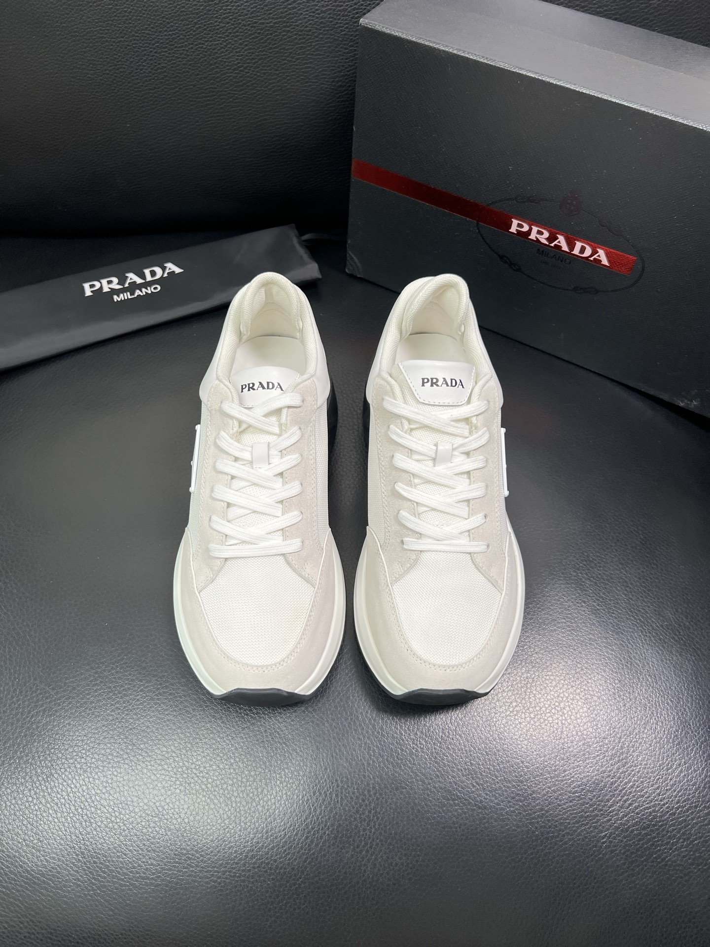 Prada 顶级工艺品 普拉达 专柜新款，原厂配置意大利进口牛皮面料，进口牛皮内里垫，透气舒适，鞋底：原