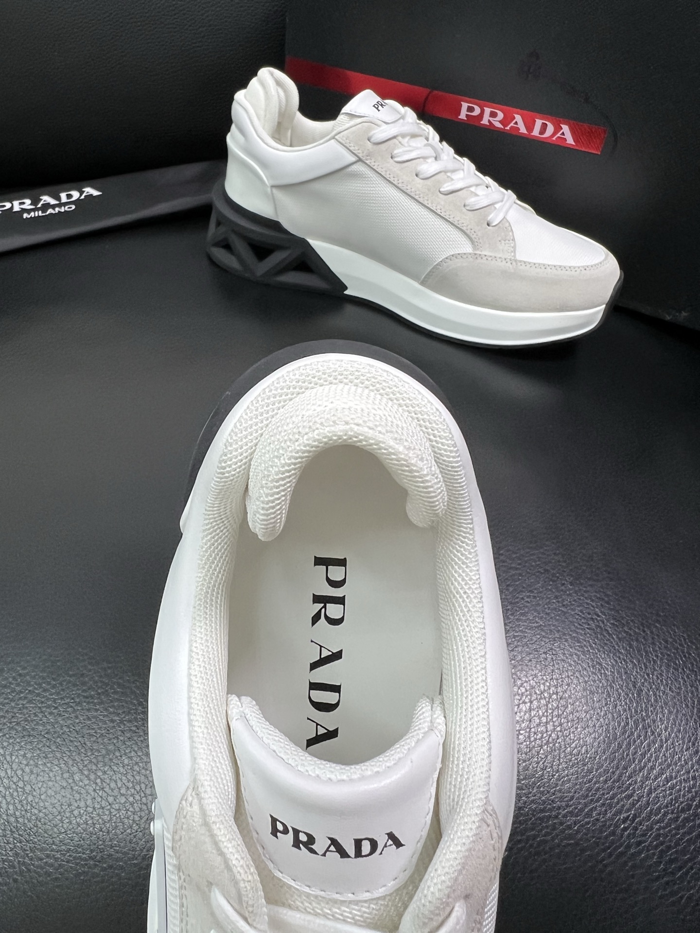 Prada 顶级工艺品 普拉达 专柜新款，原厂配置意大利进口牛皮面料，进口牛皮内里垫，透气舒适，鞋底：原