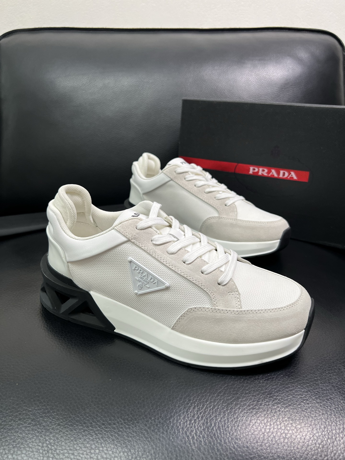 Prada 顶级工艺品 普拉达 专柜新款，原厂配置意大利进口牛皮面料，进口牛皮内里垫，透气舒适，鞋底：原