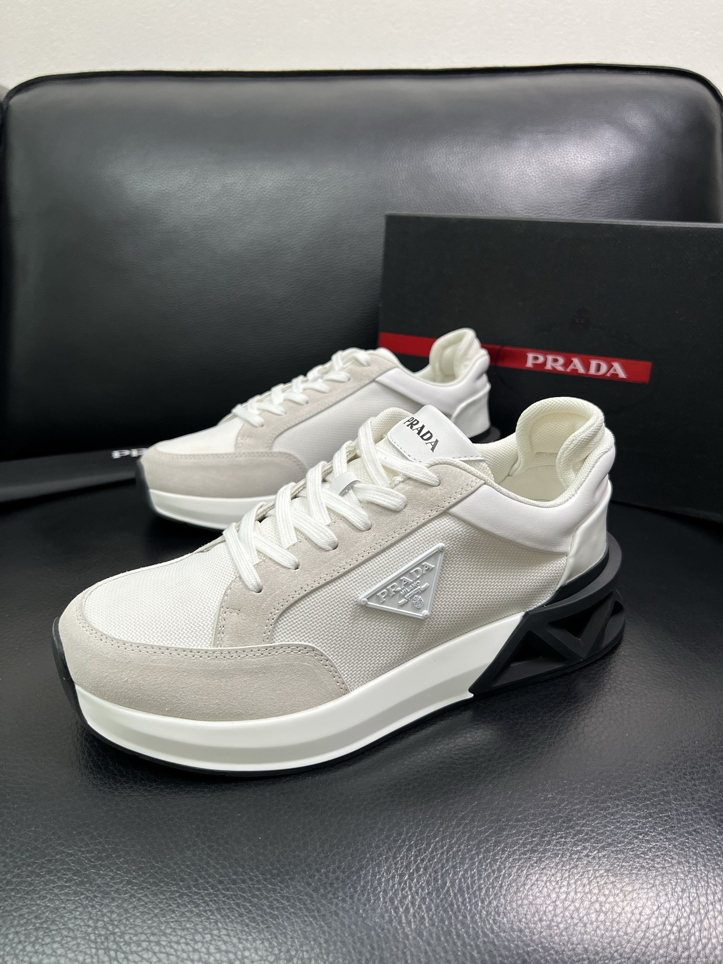 Prada 顶级工艺品 普拉达 专柜新款，原厂配置意大利进口牛皮面料，进口牛皮内里垫，透气舒适，鞋底：原