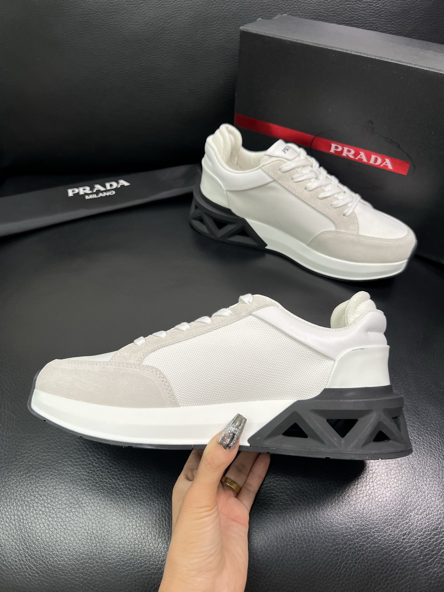 Prada 顶级工艺品 普拉达 专柜新款，原厂配置意大利进口牛皮面料，进口牛皮内里垫，透气舒适，鞋底：原