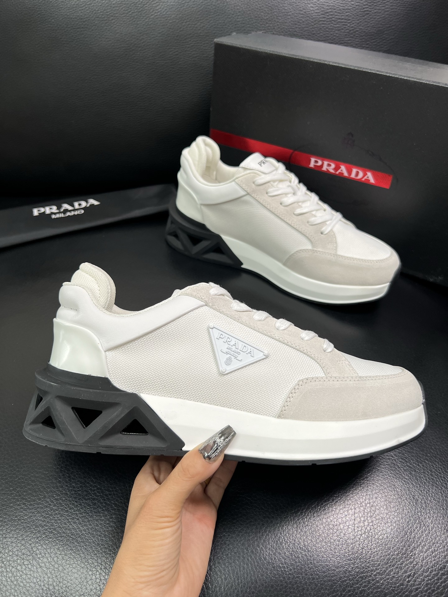 Prada 顶级工艺品 普拉达 专柜新款，原厂配置意大利进口牛皮面料，进口牛皮内里垫，透气舒适，鞋底：原