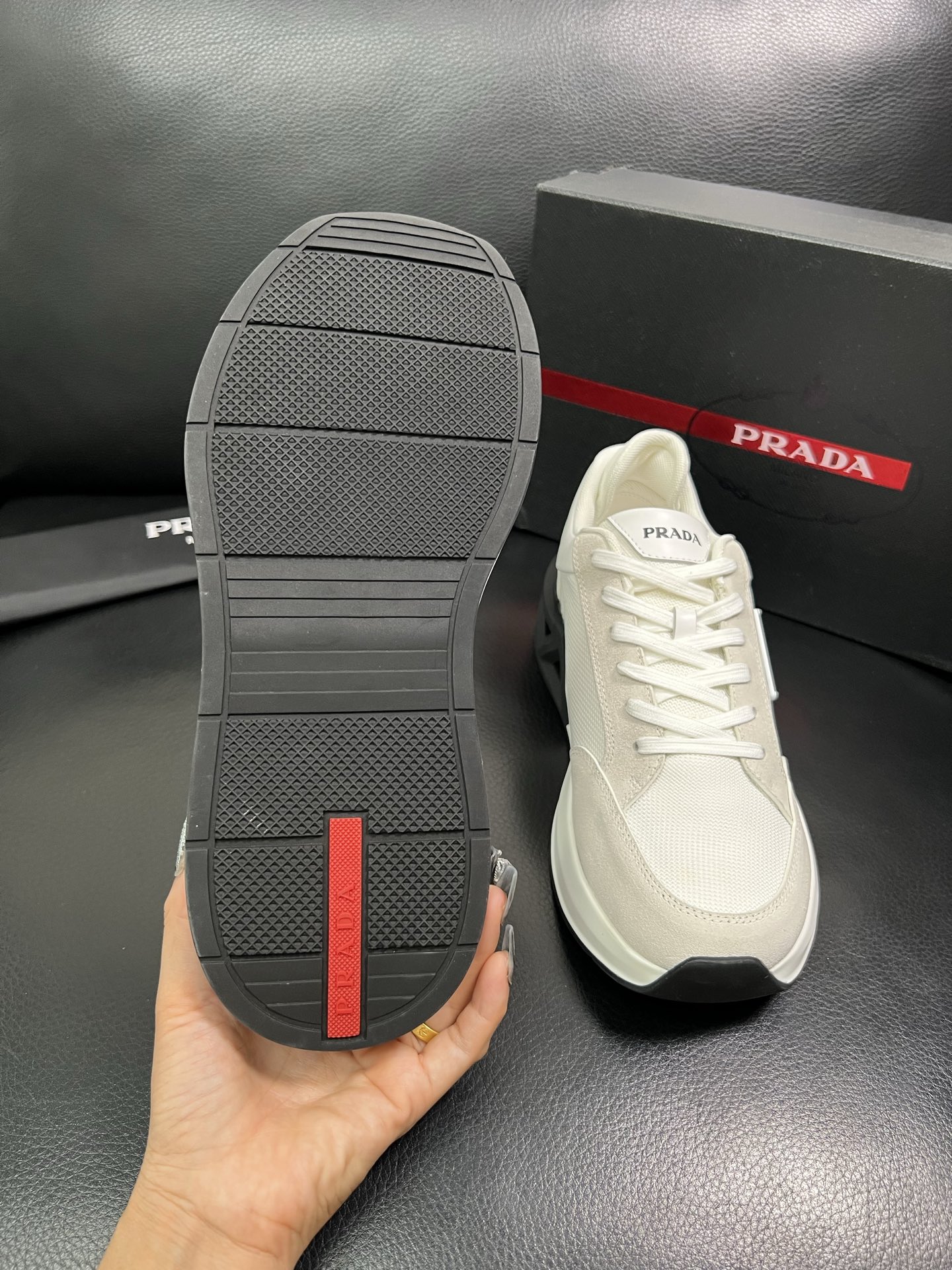 Prada 顶级工艺品 普拉达 专柜新款，原厂配置意大利进口牛皮面料，进口牛皮内里垫，透气舒适，鞋底：原