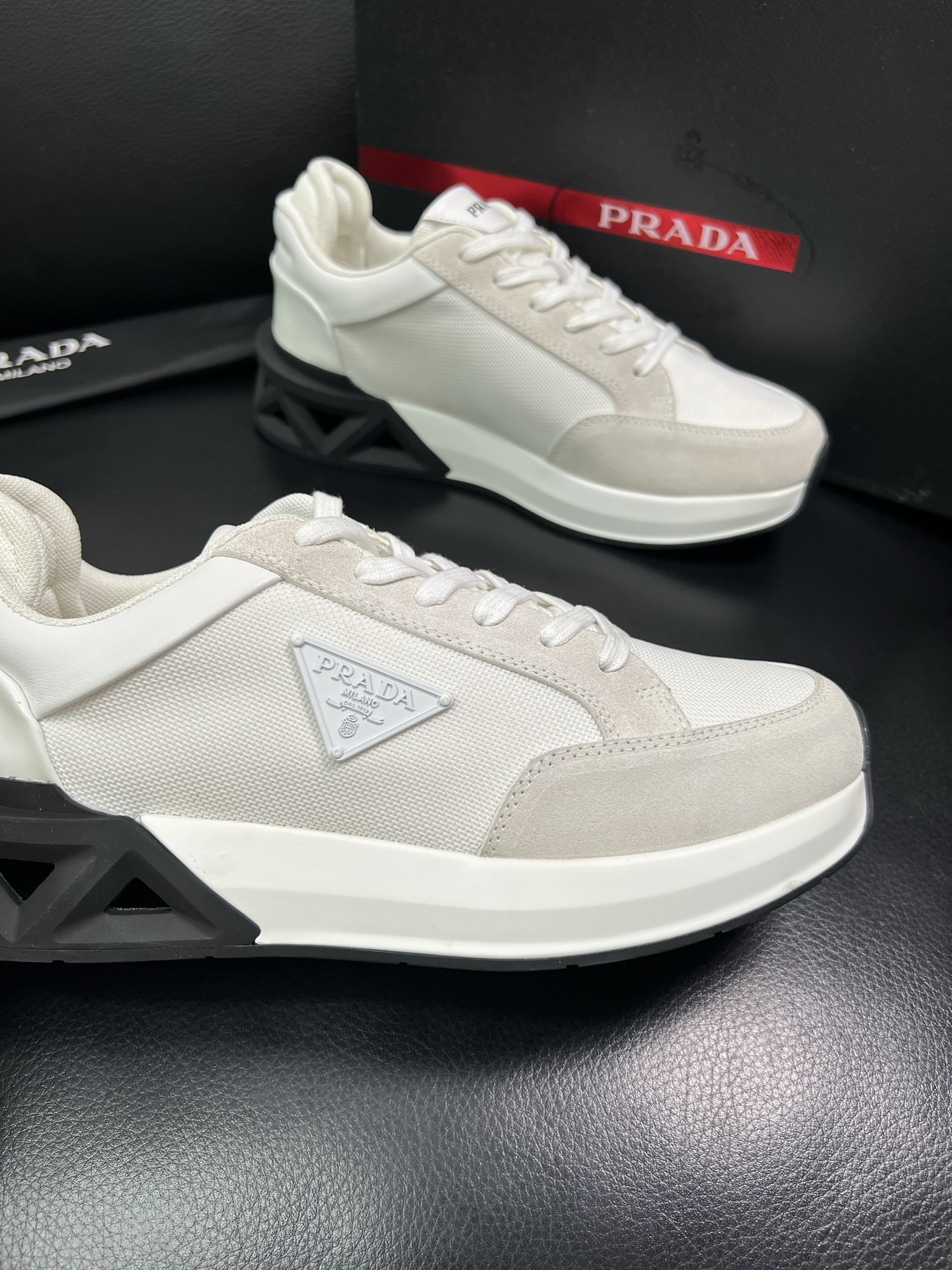 Prada 顶级工艺品 普拉达 专柜新款，原厂配置意大利进口牛皮面料，进口牛皮内里垫，透气舒适，鞋底：原