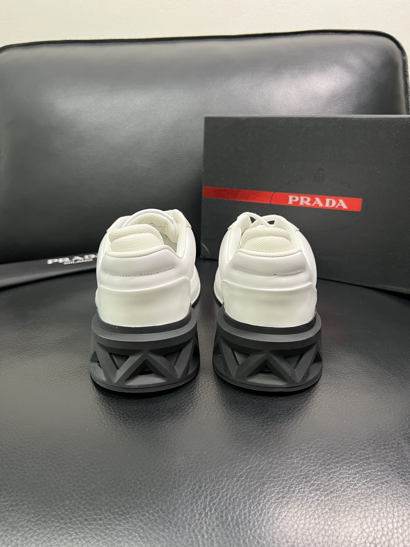 Prada 顶级工艺品 普拉达 专柜新款，原厂配置意大利进口牛皮面料，进口牛皮内里垫，透气舒适，鞋底：原