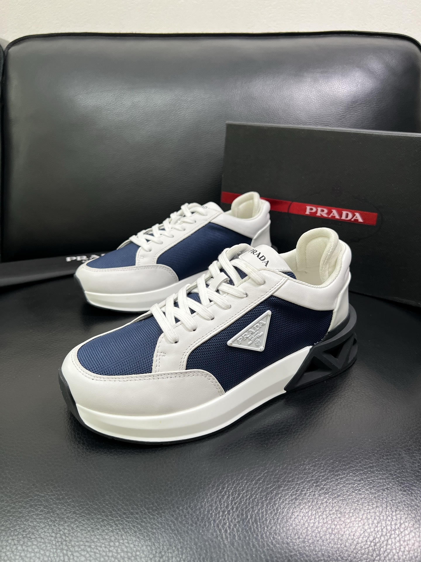 Prada 顶级工艺品 普拉达 专柜新款，原厂配置意大利进口牛皮面料，进口牛皮内里垫，透气舒适，鞋底：原